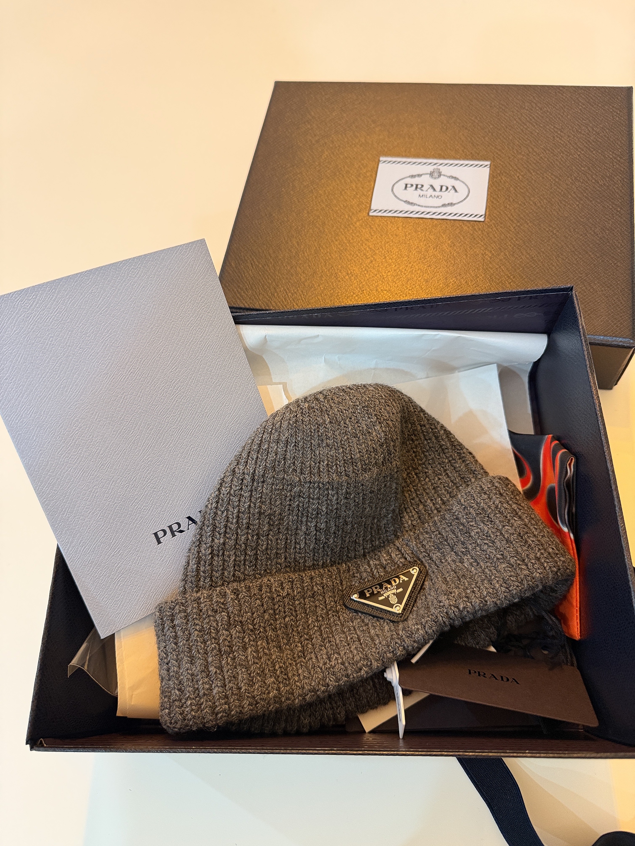 Prada Wool and Cashmere Beanie Slate Gray 착용 스타일 - 1