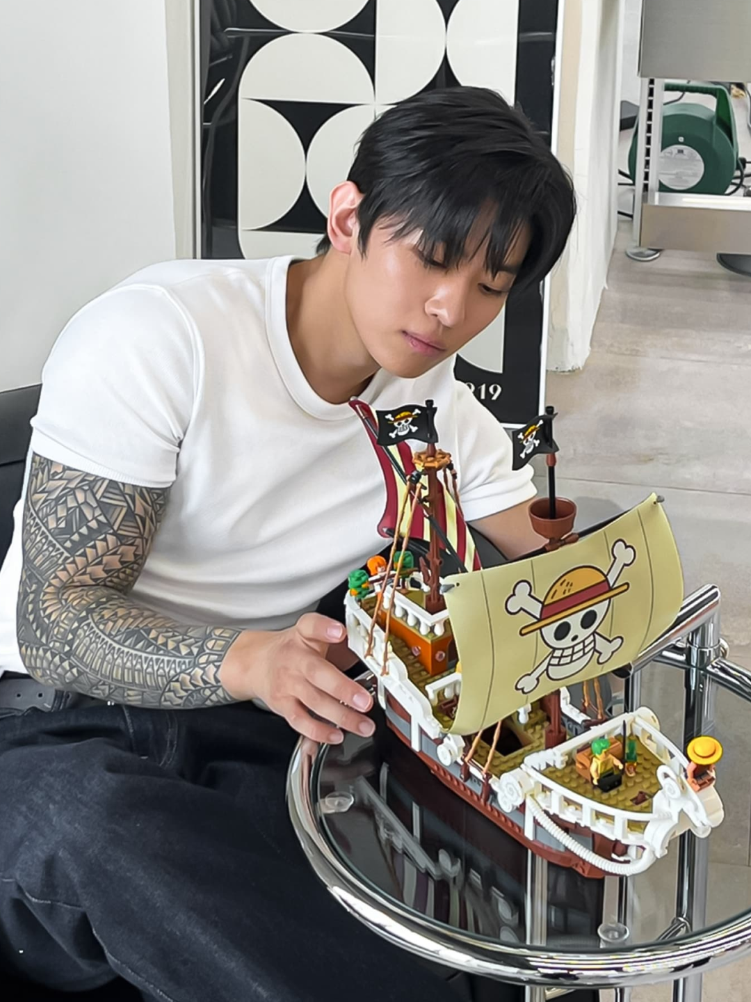 Thom Browne Funmix 4-Bar Relaxed Fit V-Neck Cardigan Grey 착용 스타일 - 2