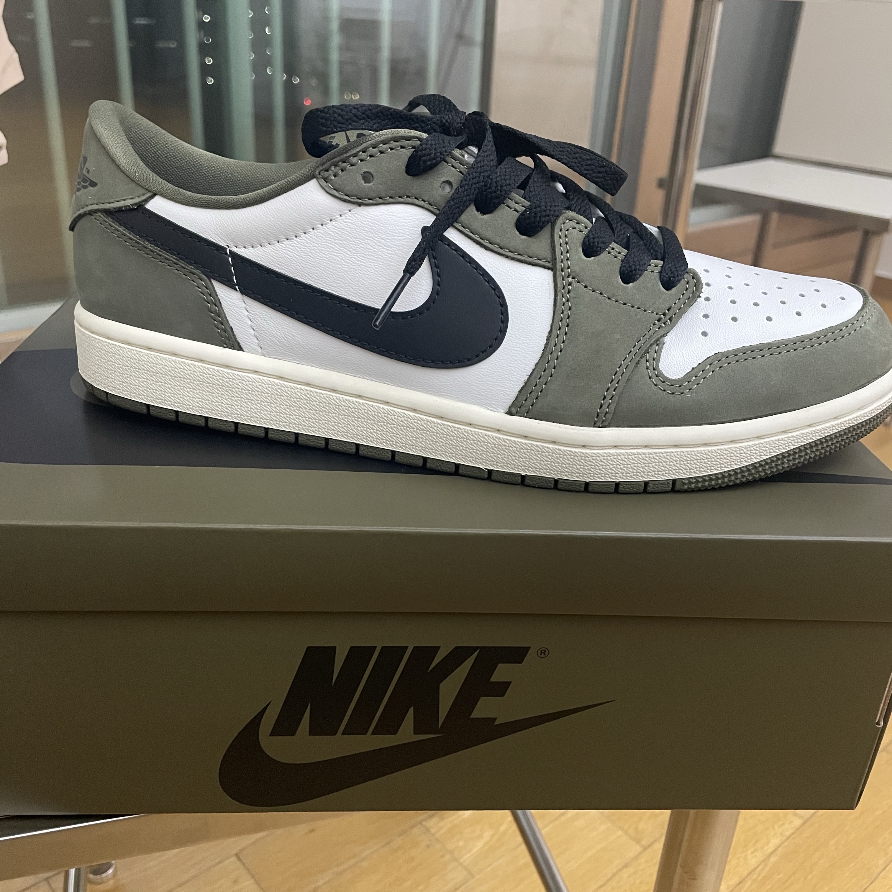 Jordan 1 Retro Low OG Medium Olive and Summit White 착용 스타일 - 2