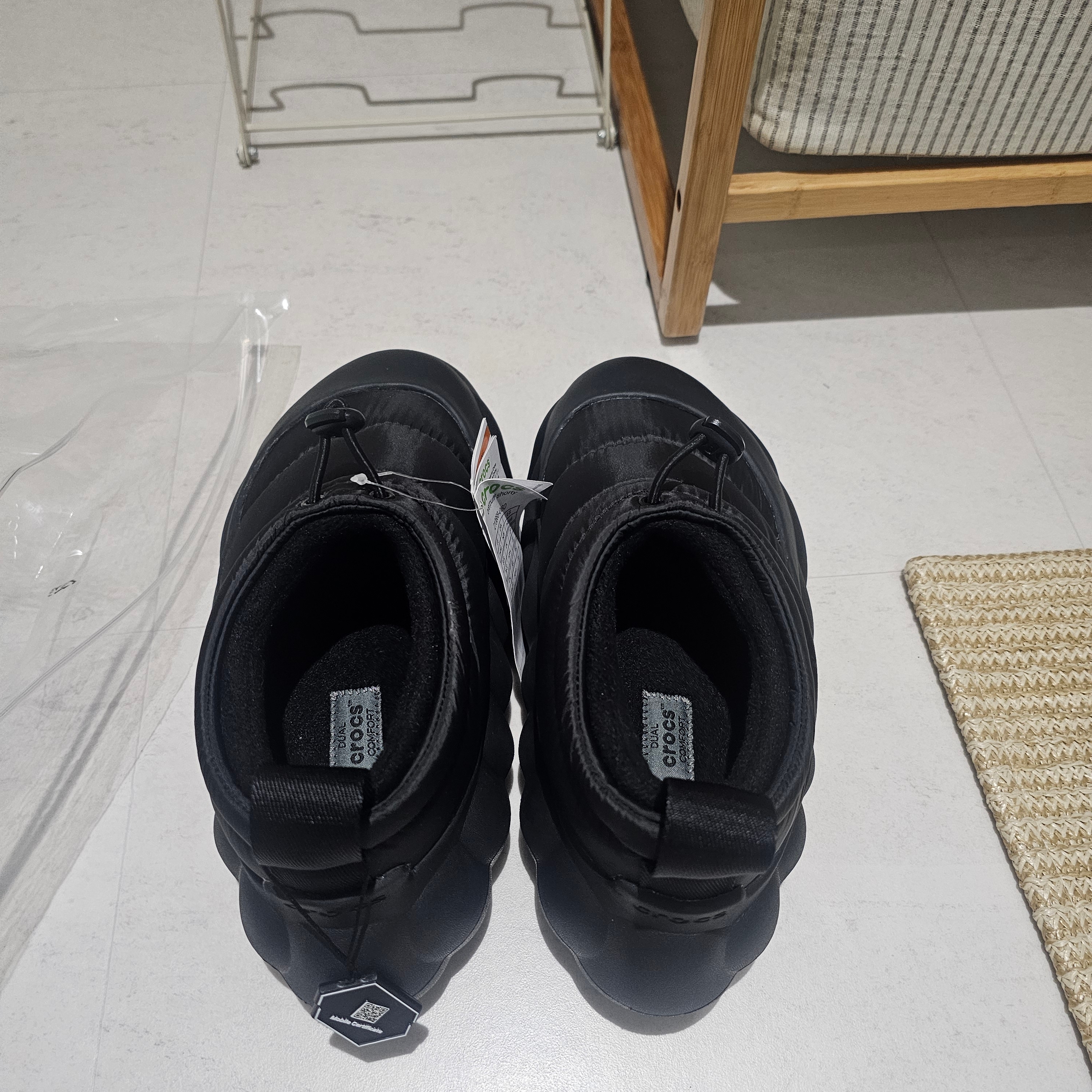 Crocs Overpuff Shorty Black 착용 스타일 - 2
