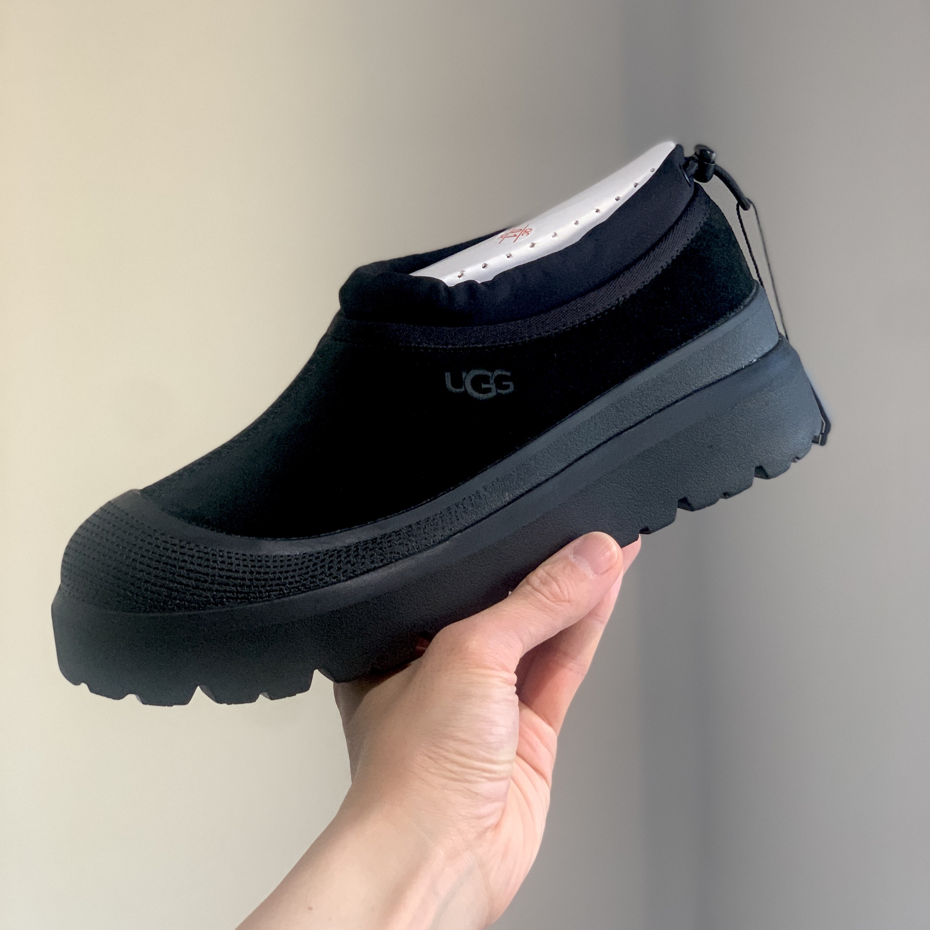UGG Tasman Weather Hybrid Black 착용 스타일