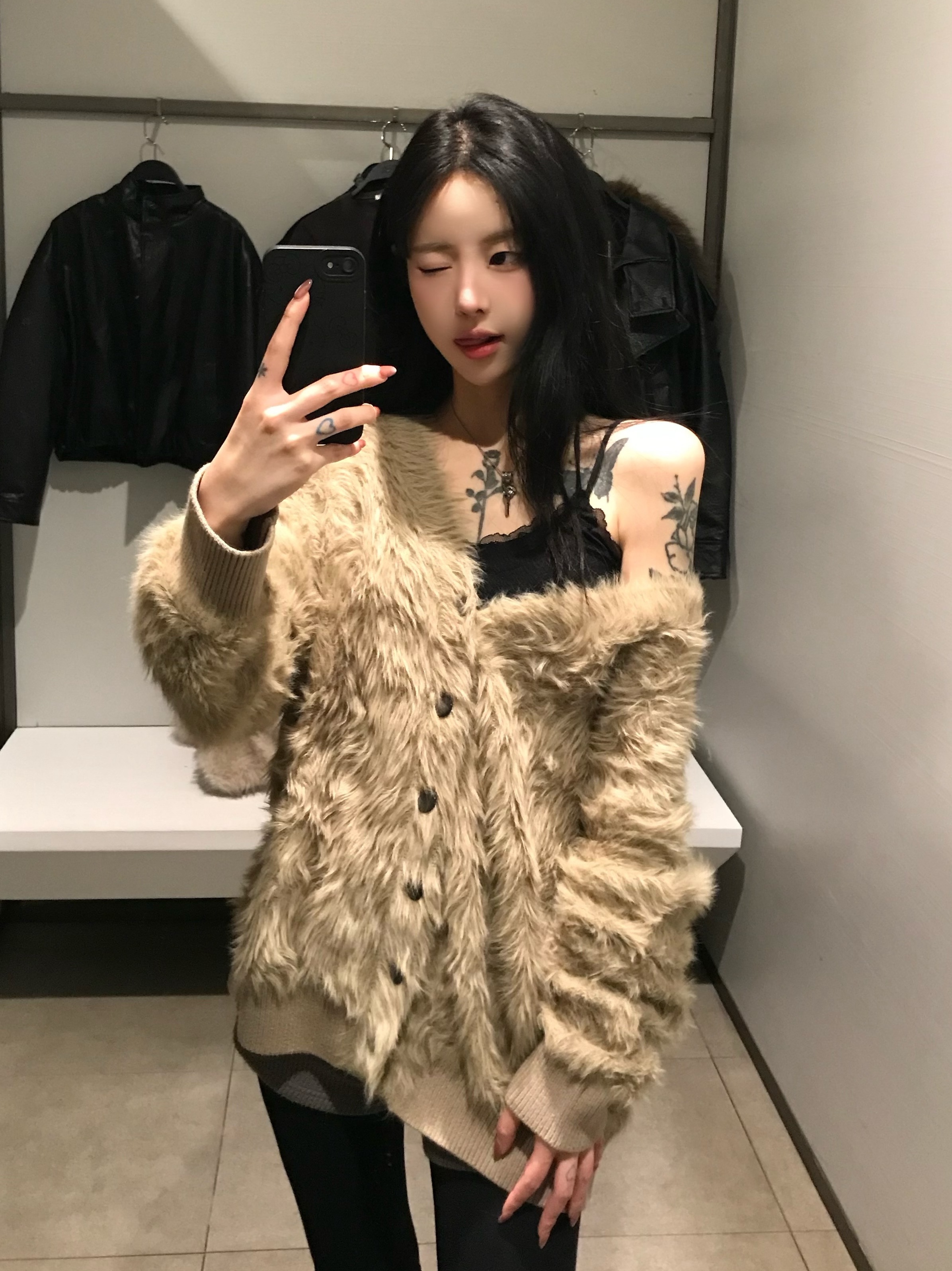 PHOS333 Hairy Cardigan Beige, PHOS333 Hairy Cardigan Blue Grey 착용 스타일 - 1