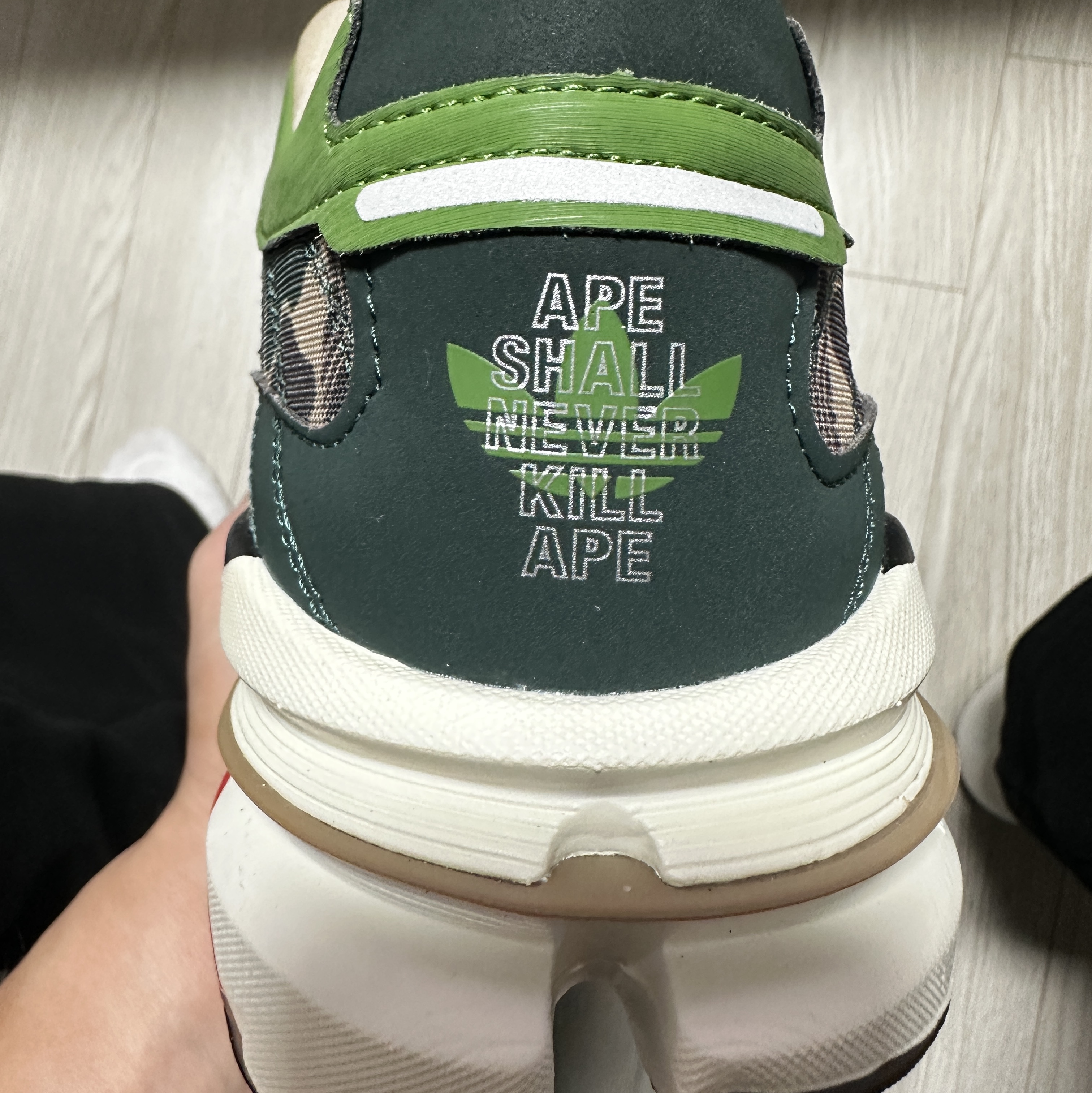 Adidas x BAPE Adistar Hrmy Hemp Iron Metallic 착용 스타일 - 2