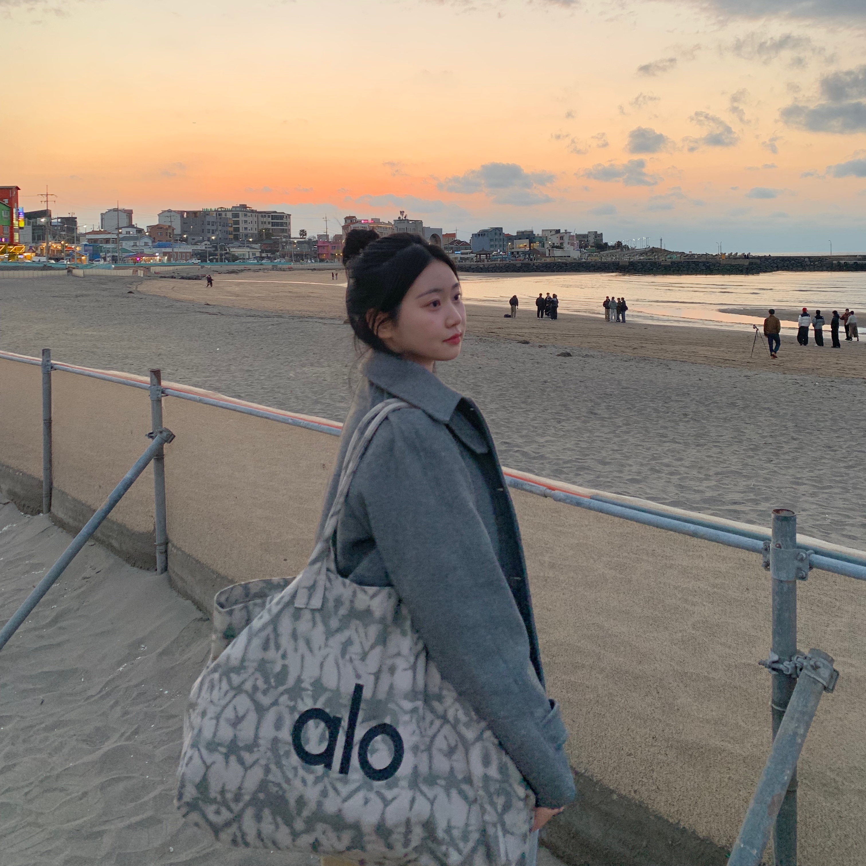 Alo Yoga Iconic Shopper Tote Bag Grey Tiedye 착용 스타일 - 1
