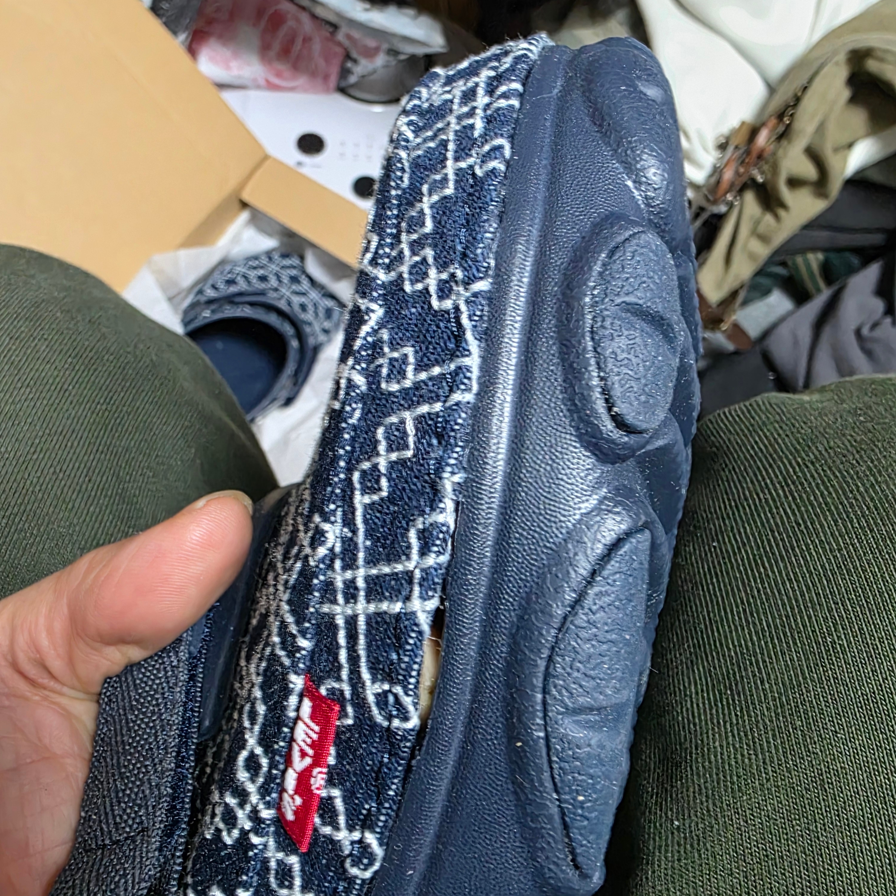Crocs x Levi's All Terrain Clog Navy 착용 스타일 - 2