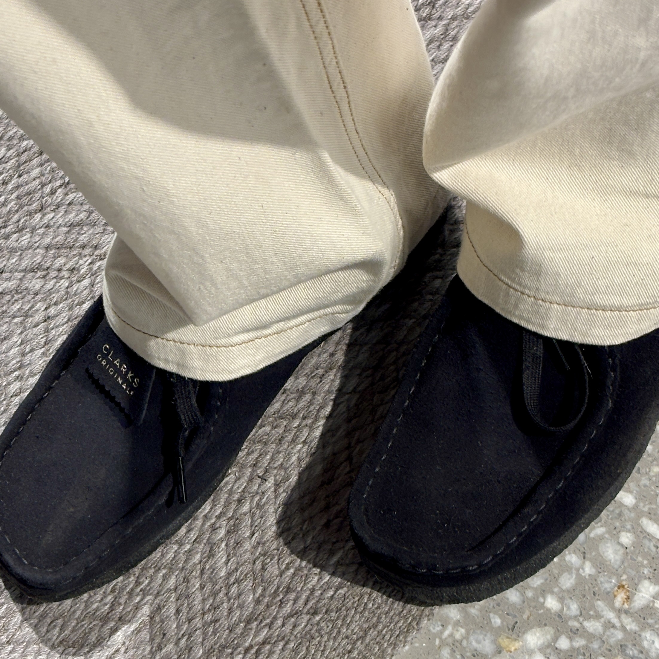 Clarks Wallabee Black Suede 착용 스타일 - 3