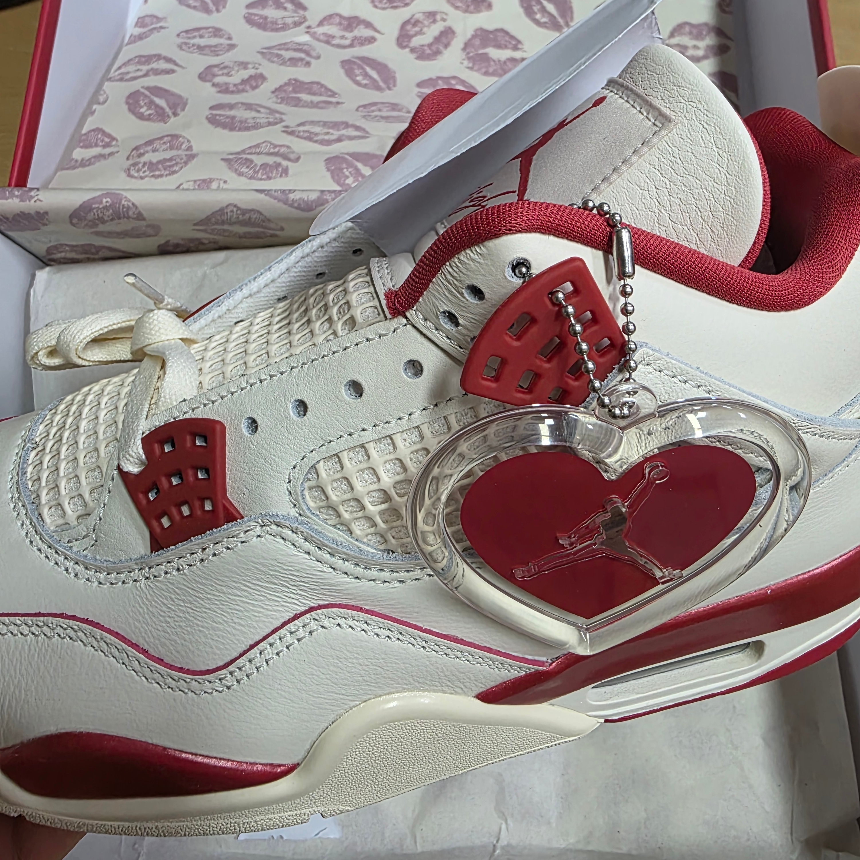 (W) Jordan 4 Retro Valentine's Day Pale Ivory Sierra Red 착용 스타일 - 3