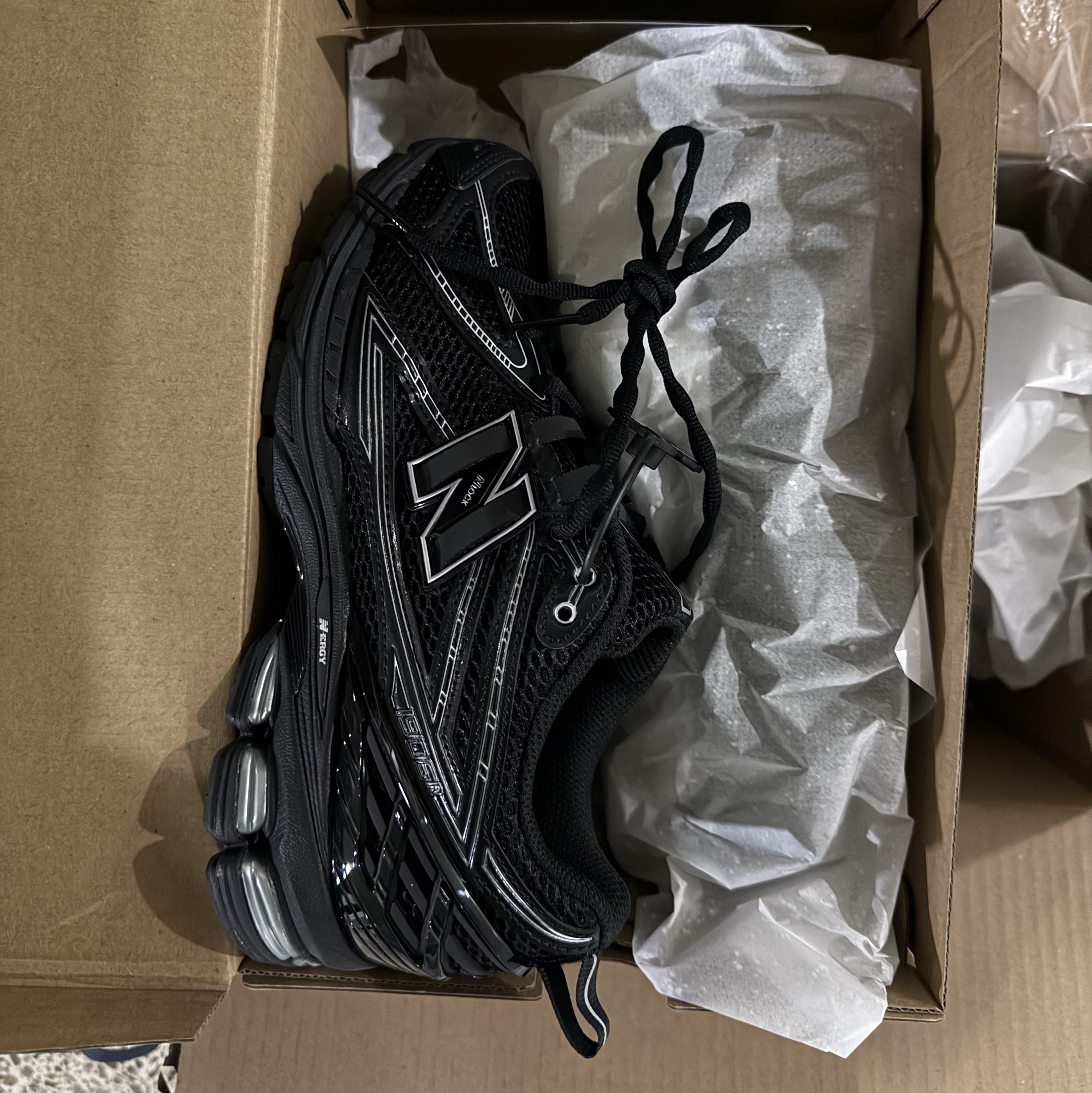 New Balance 1906R Black Silver Metallic 착용 스타일 - 2