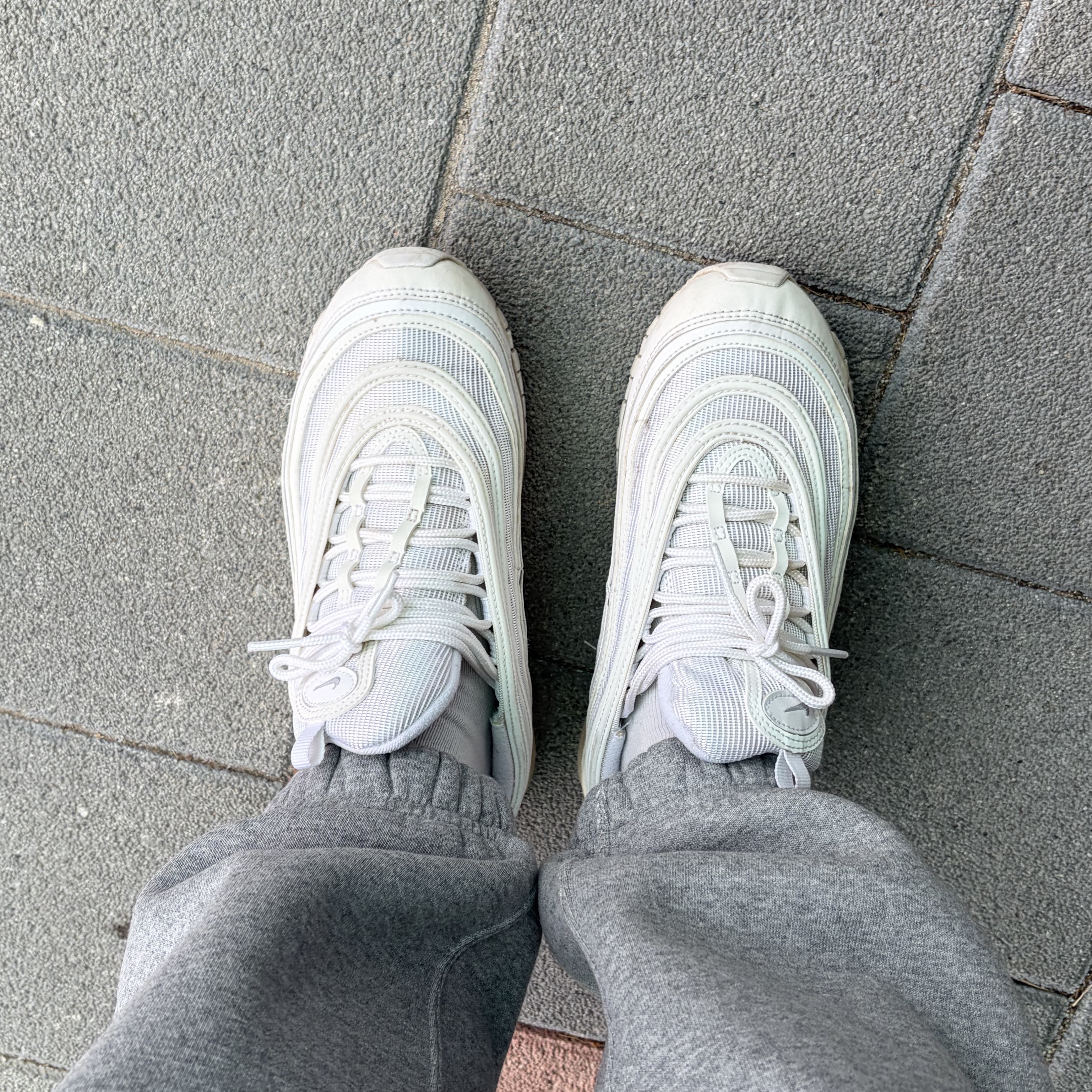 Nike Air Max 97 Triple White Wolf Grey 착용 스타일 - 3