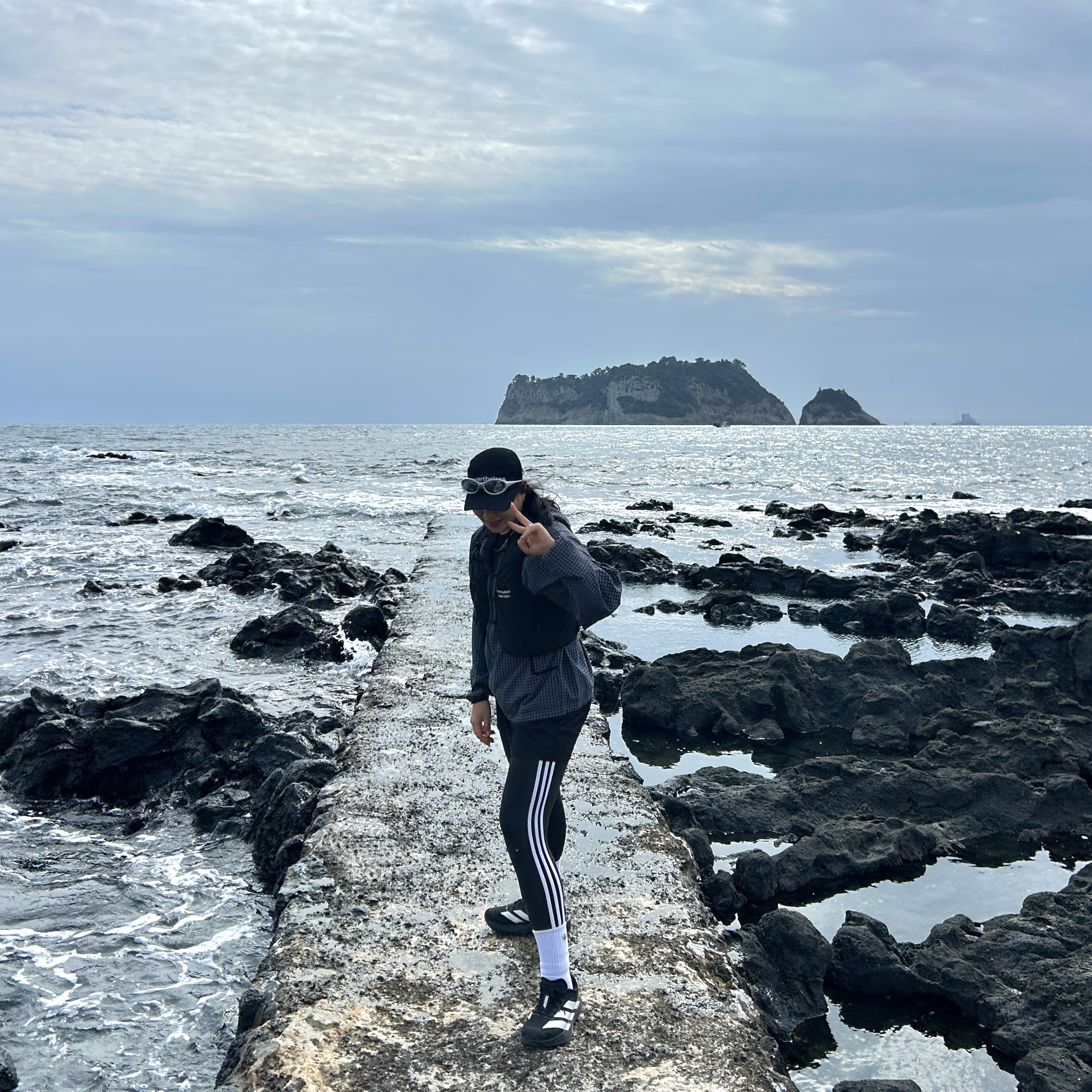 [KREAM 단독] runwhither Trail Running Vest Black, [KREAM 단독] runwhither Mesh Cap Black 착용 스타일 - 1