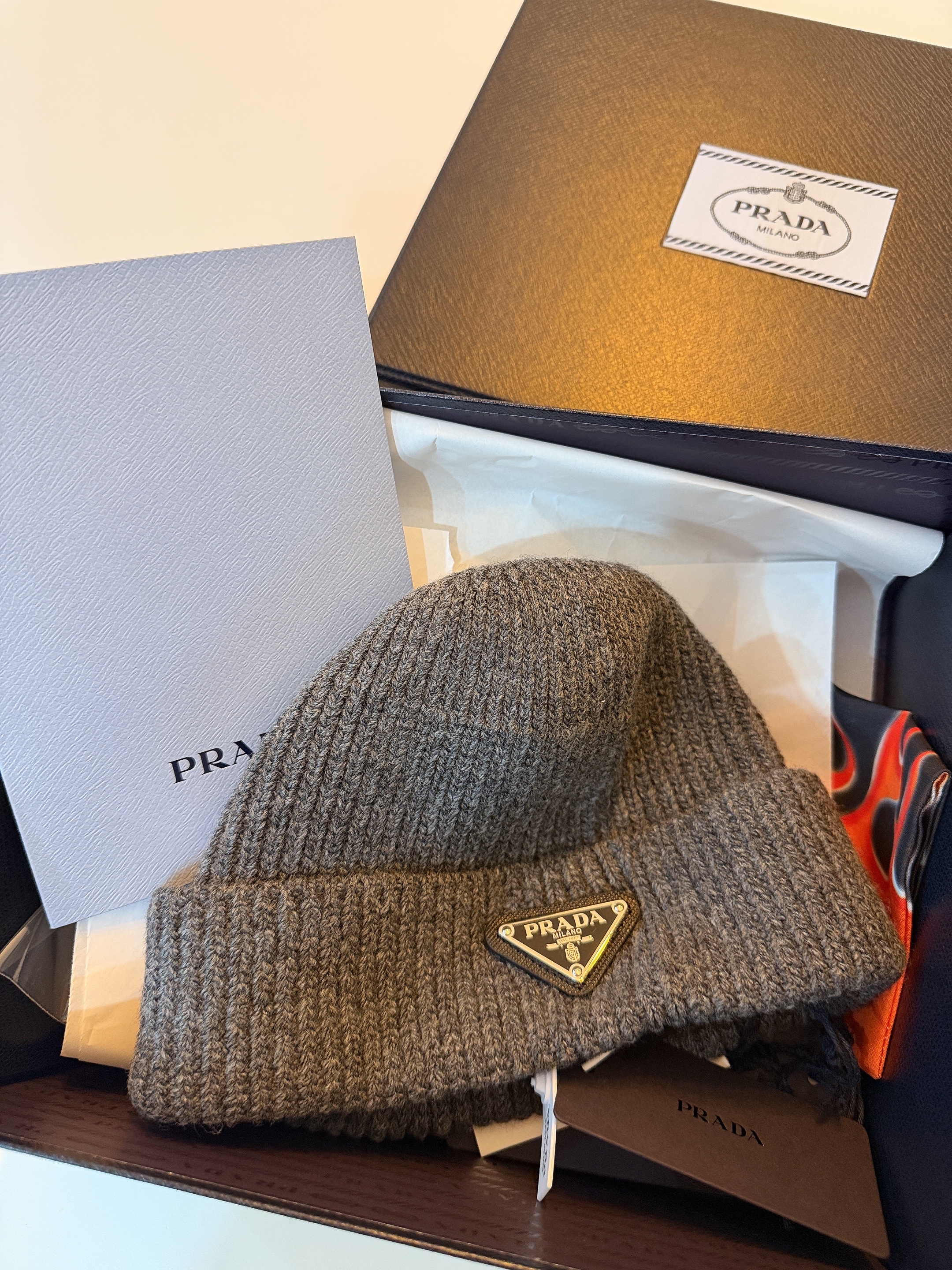 Prada Wool and Cashmere Beanie Slate Gray 착용 스타일 - 2