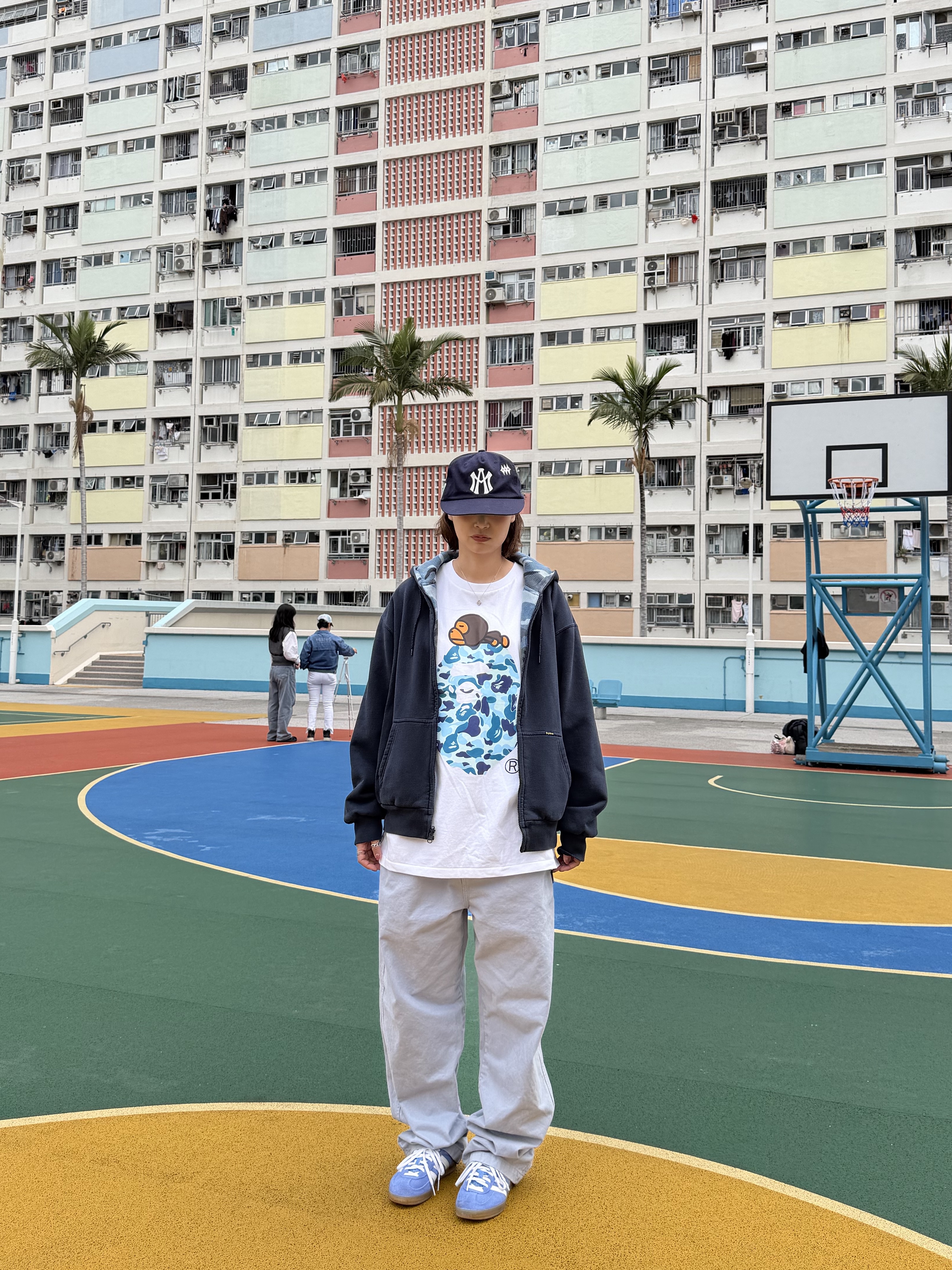 BAPE ABC Camo Milo on Big Ape T-Shirt White Blue, (W) Adidas Gazelle Indoor Blue Fusion Cloud White 착용 스타일 - 3