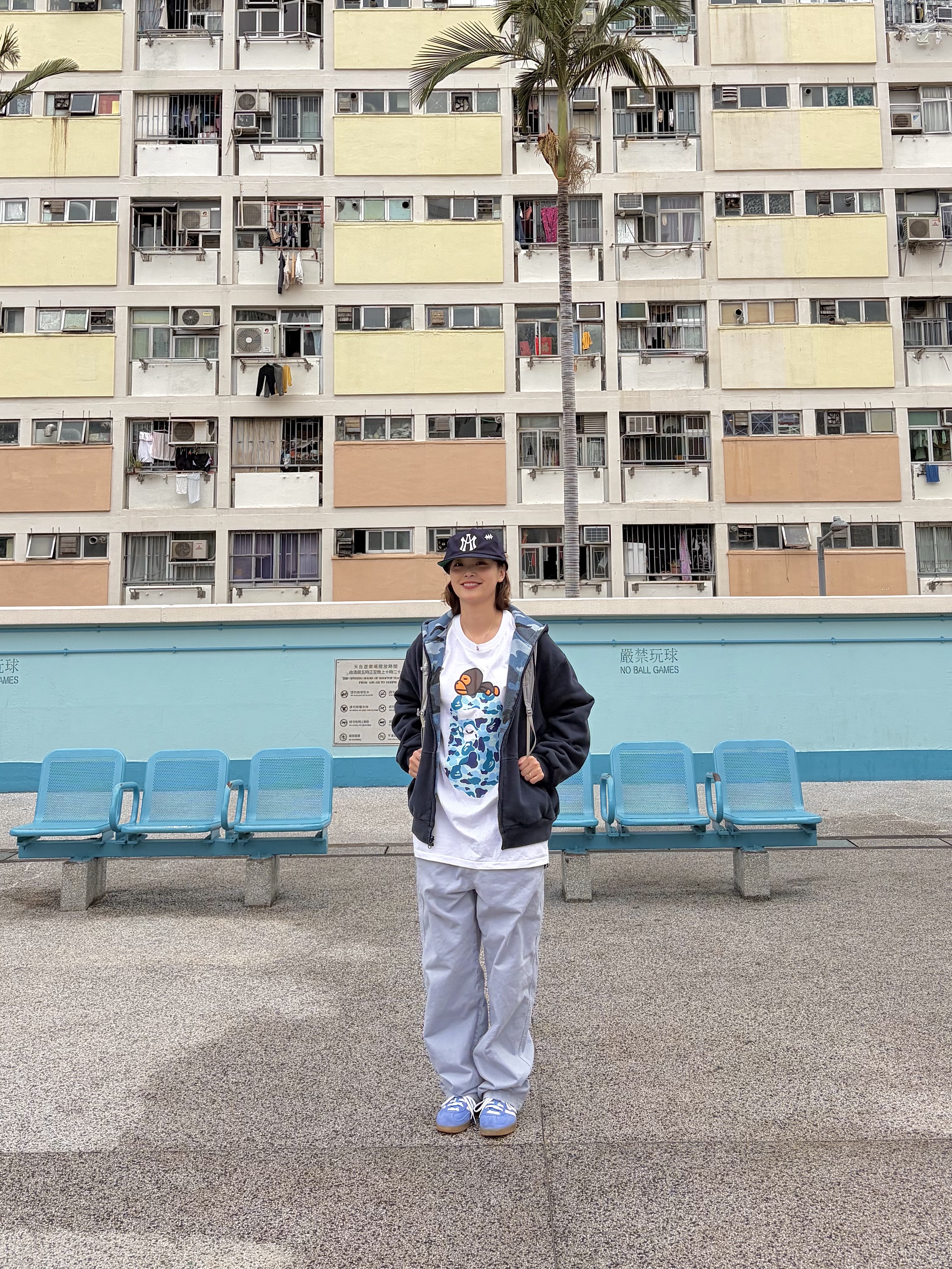 BAPE ABC Camo Milo on Big Ape T-Shirt White Blue, (W) Adidas Gazelle Indoor Blue Fusion Cloud White 착용 스타일 - 1