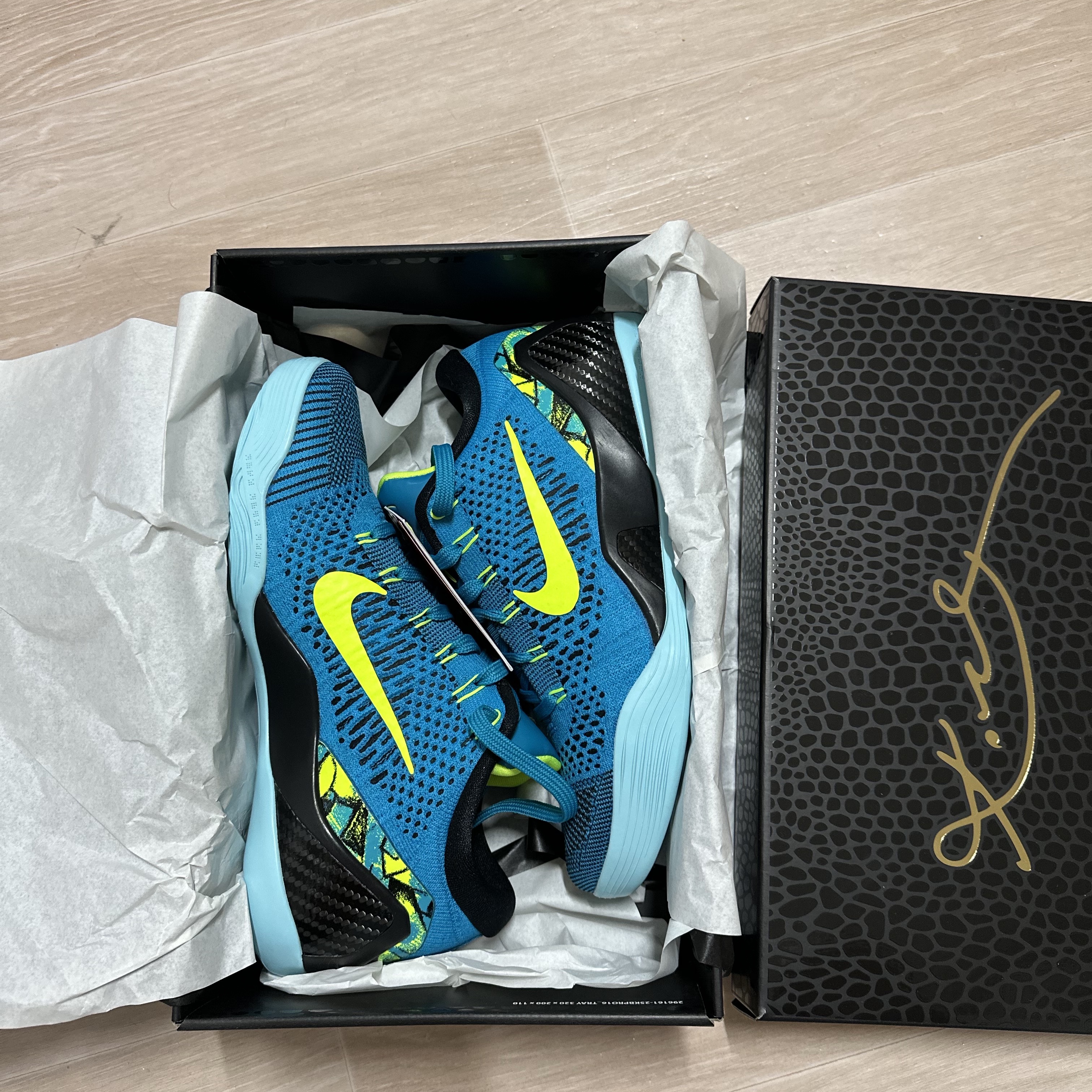 Nike Kobe 9 Elite Low Protro Neo Turquoise and Volt 착용 스타일 - 3