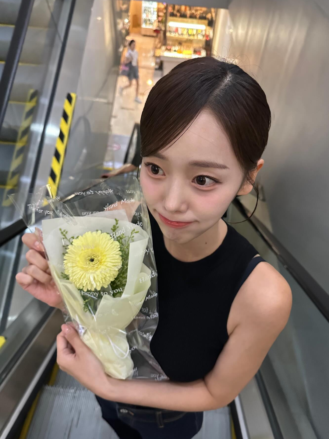 Celine Large Cabas Thais in Textile with Triomphe Canvas Print and Calfskin White, Dior Medium C'est Dior Bag CD Embossed Calfskin Black 착용 스타일 - 3