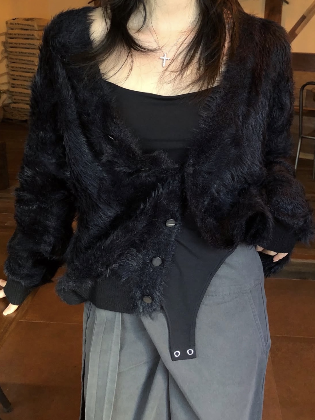 PHOS333 Hairy Cardigan Black, PHOS333 Hairy Cardigan Beige 착용 스타일 - 4