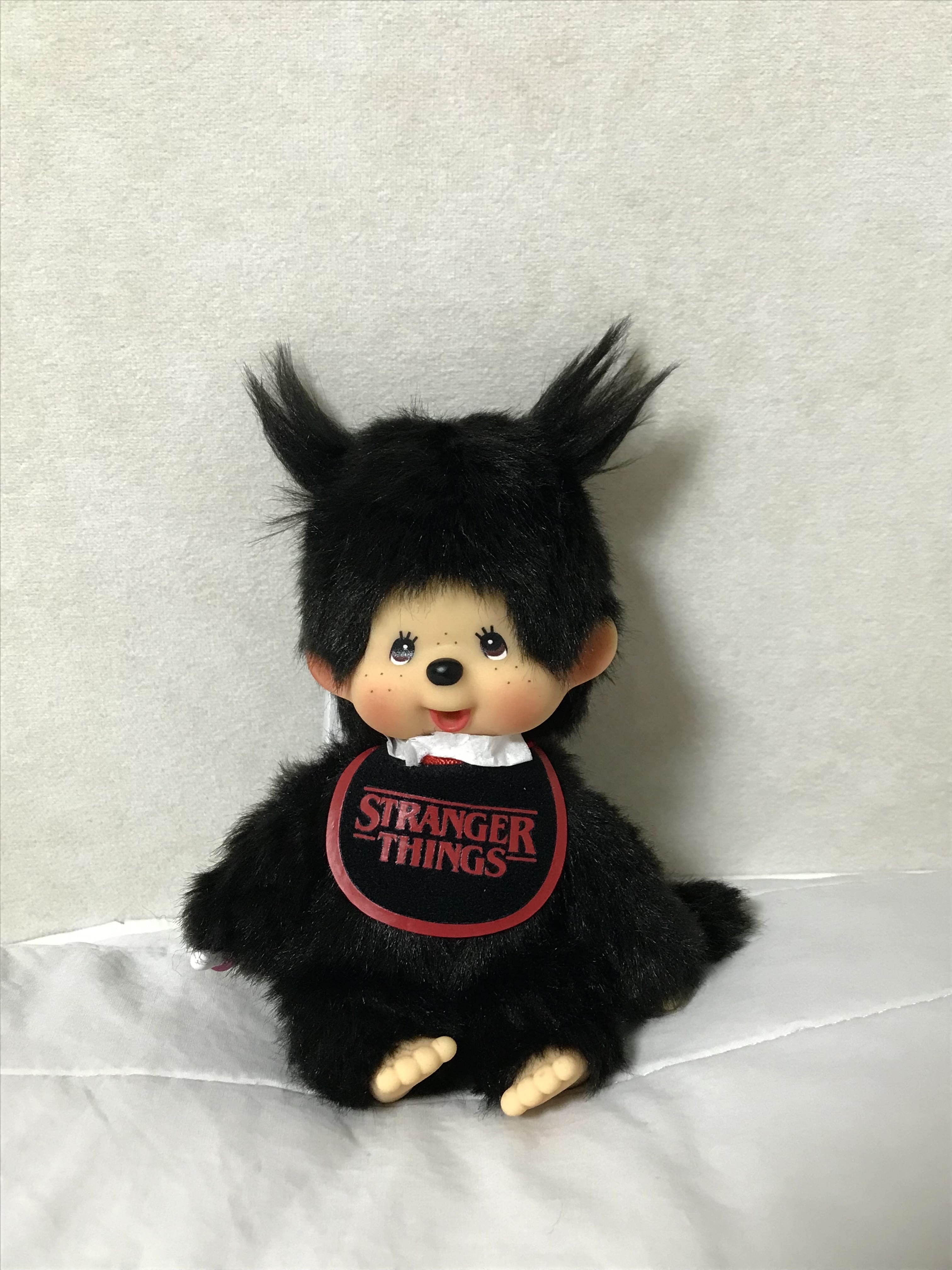 Monchhichi x Strange Things Key Chain Black Red 착용 스타일 - 1