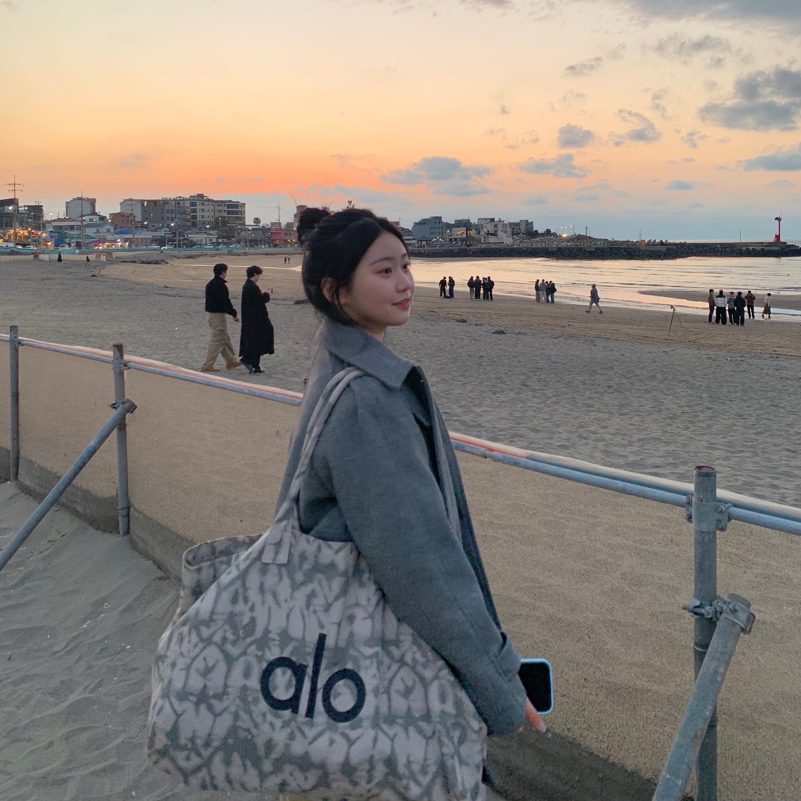 Alo Yoga Iconic Shopper Tote Bag Grey Tiedye 착용 스타일 - 2