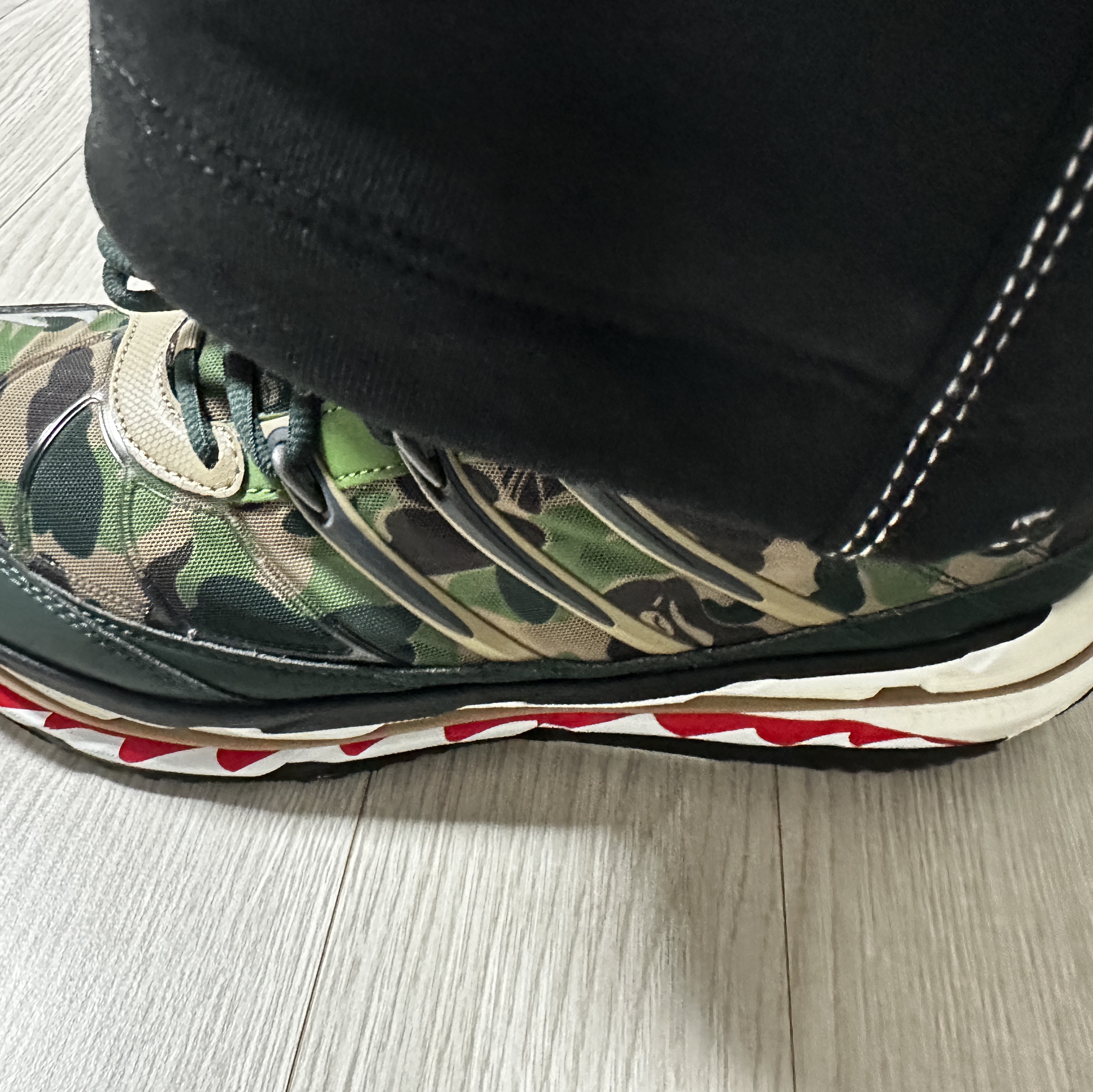 Adidas x BAPE Adistar Hrmy Hemp Iron Metallic 착용 스타일 - 3