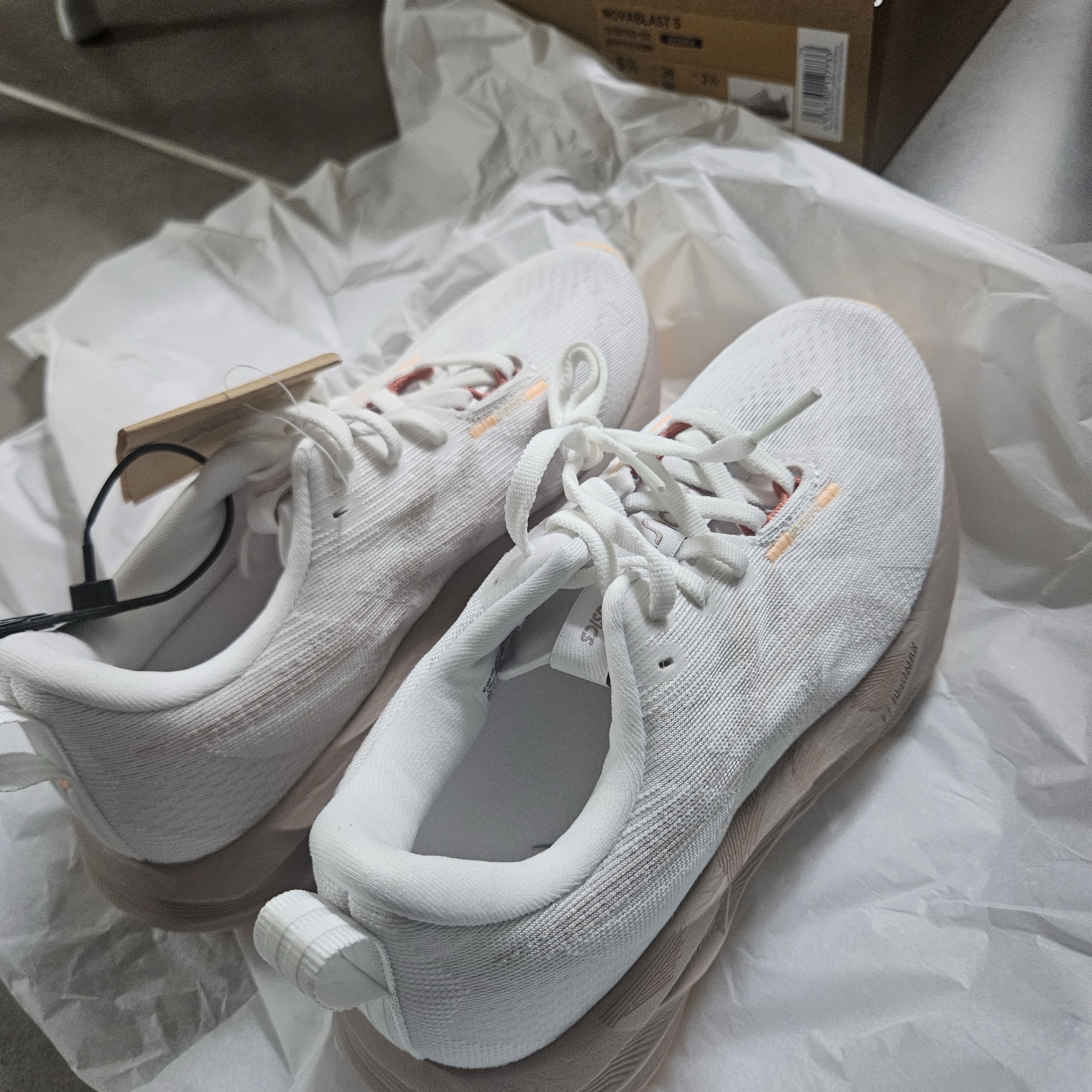 (W) Asics Novablast 5 White Fawn 착용 스타일