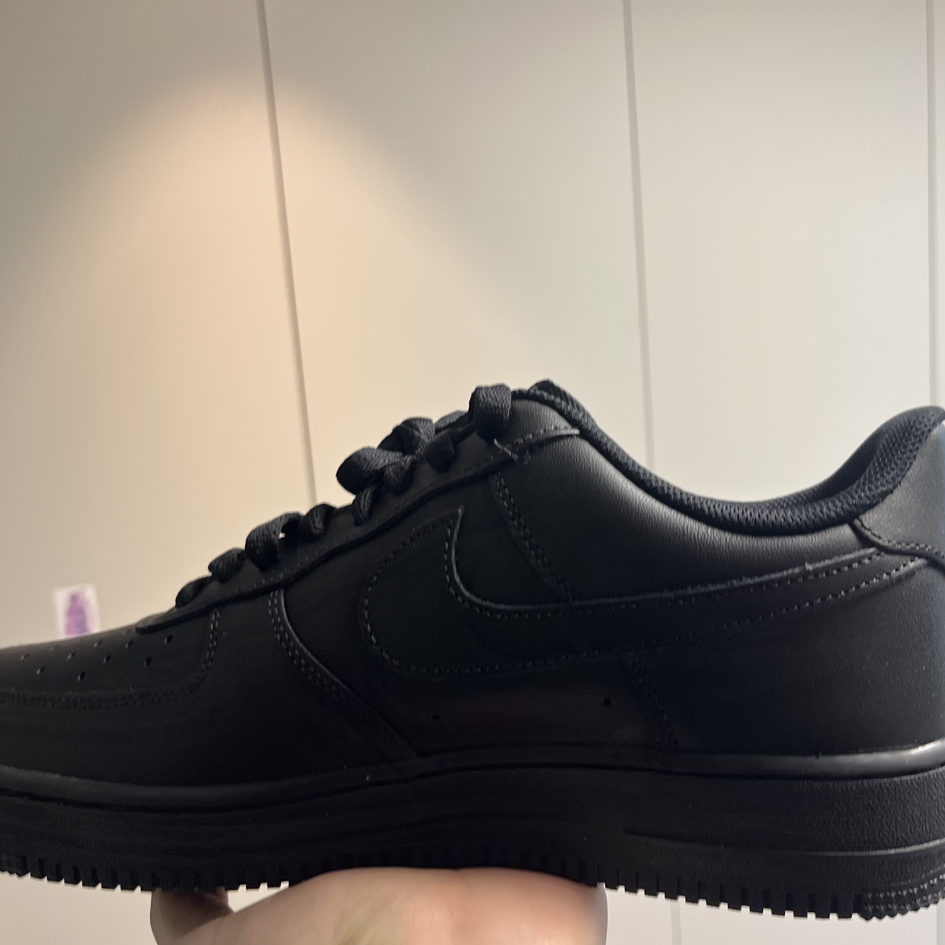 Nike Air Force 1 '07 Low Triple Black 착용 스타일 - 3