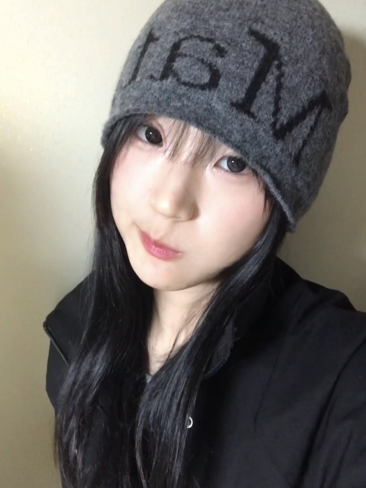 Matin Kim Matin Logo Boucle Knit Beanie Charcoal 착용 스타일 - 3