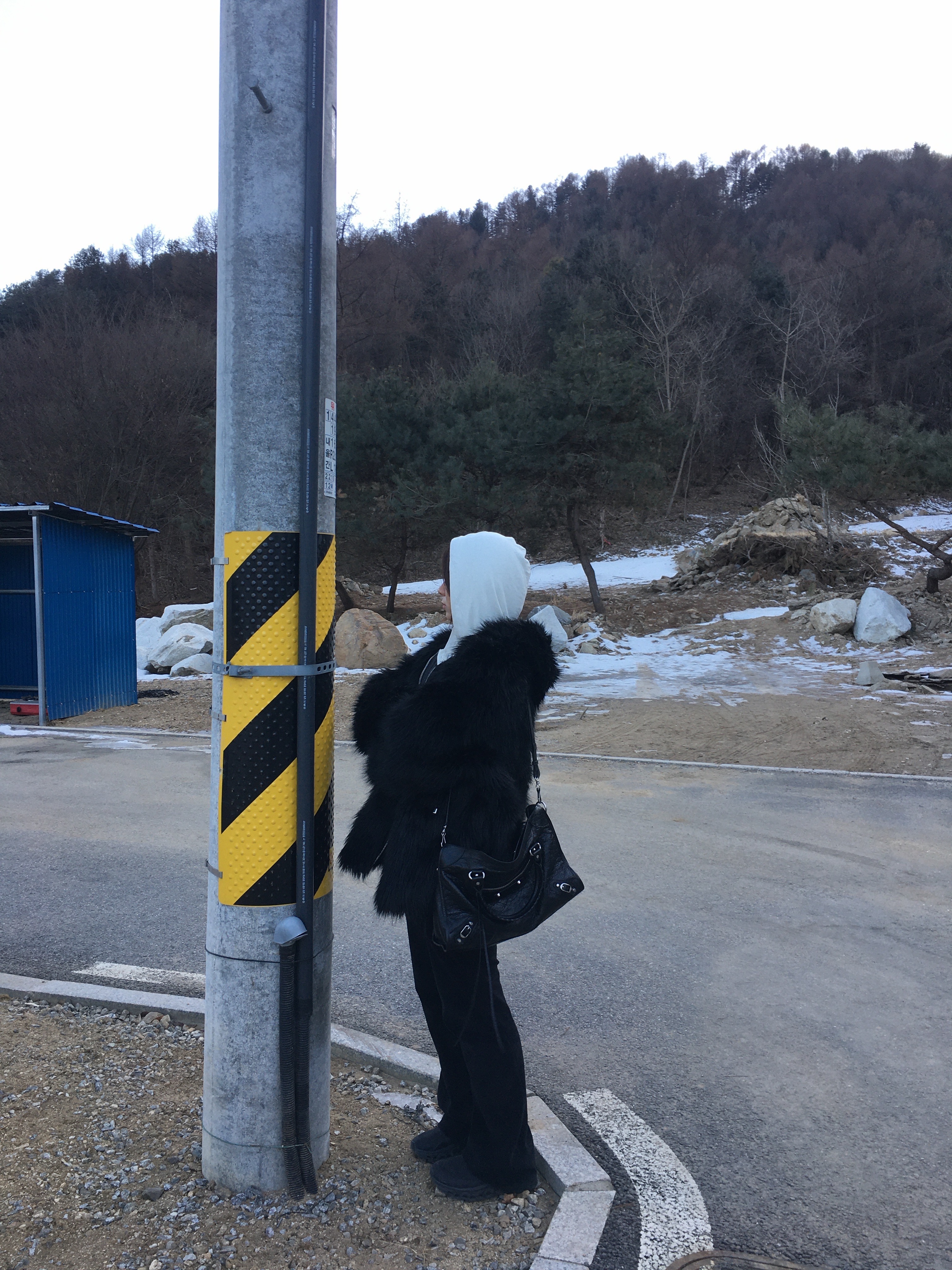 On Running x Post Archive Faction (Paf) Cloudmonster 2 Thorn Brown, Balenciaga Le City Medium Bag Black Silver 착용 스타일