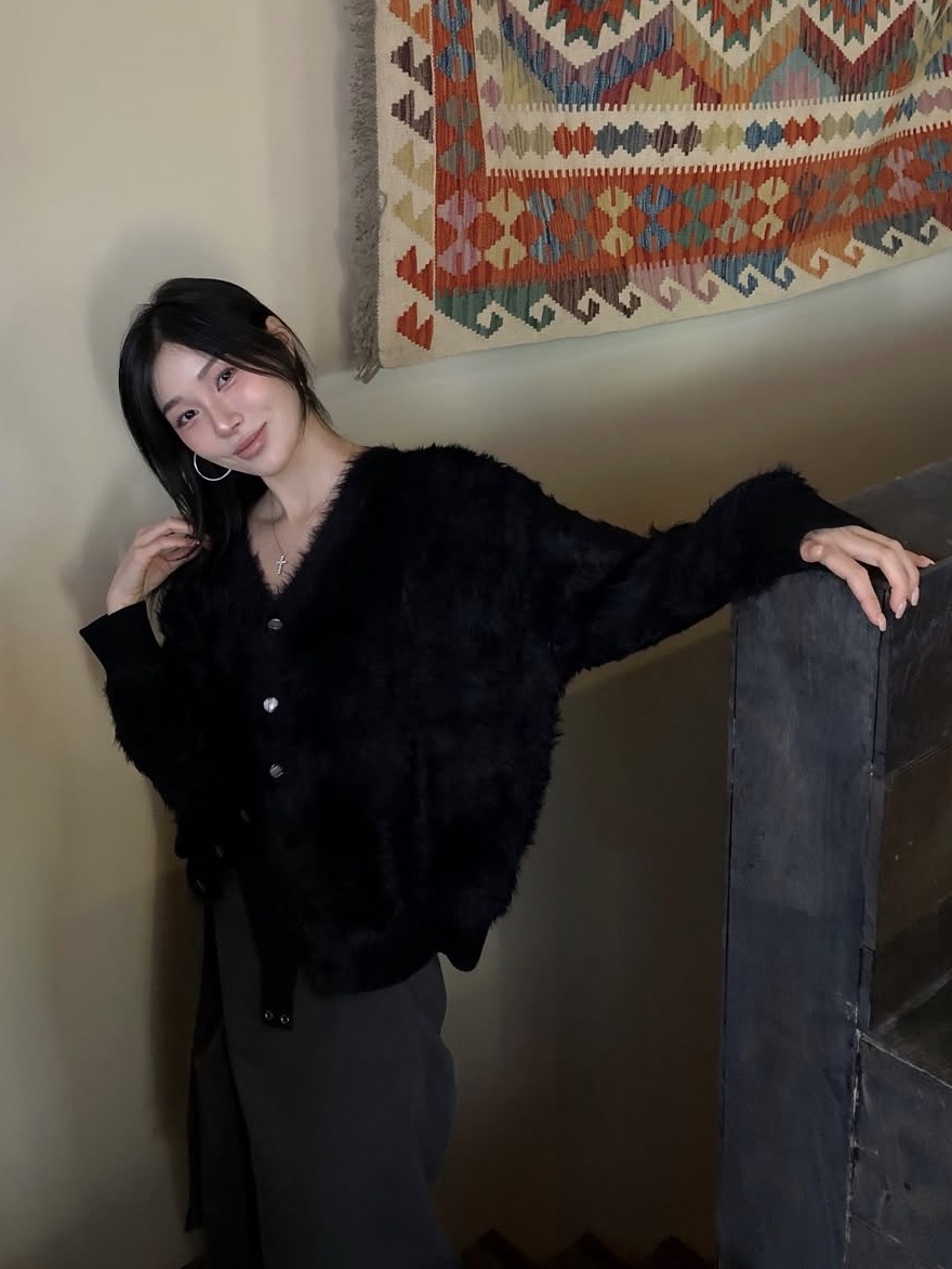 PHOS333 Hairy Cardigan Black, PHOS333 Hairy Cardigan Beige 착용 스타일 - 2