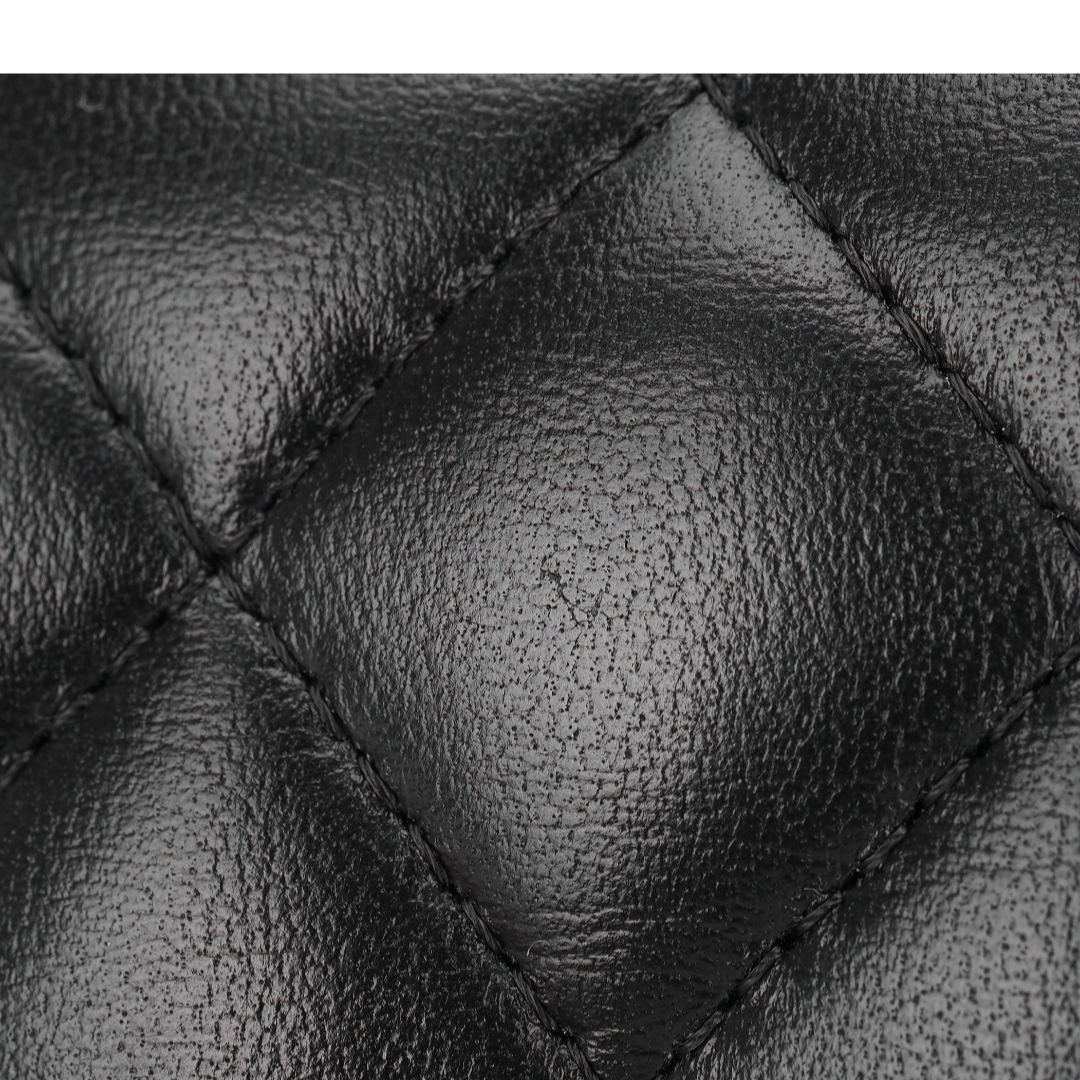 Chanel Mini Flap Bag with Top Handle Lambskin & Gold Black 착용 스타일 - 2