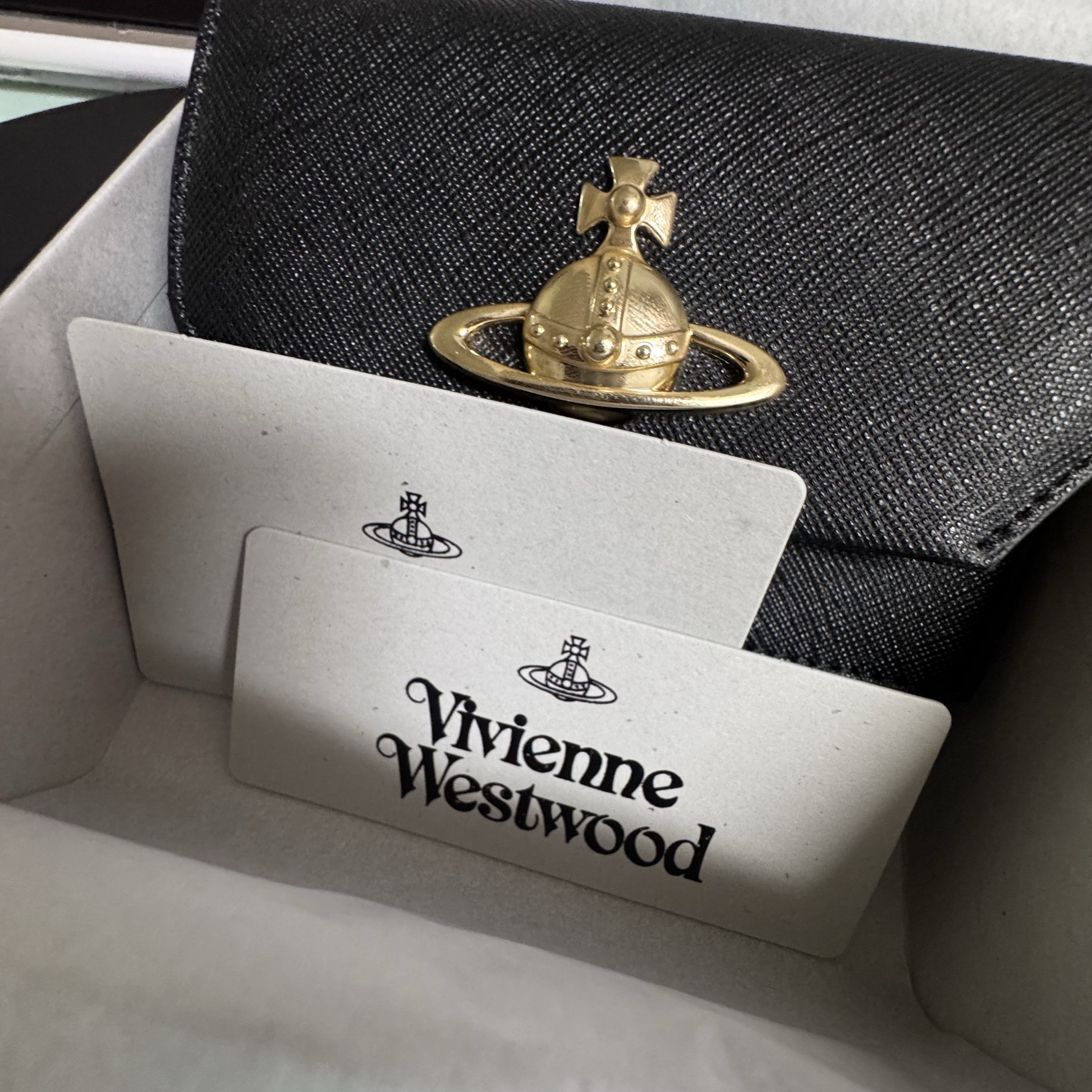 Vivienne Westwood Saffiano Leather Card Holder Black 착용 스타일