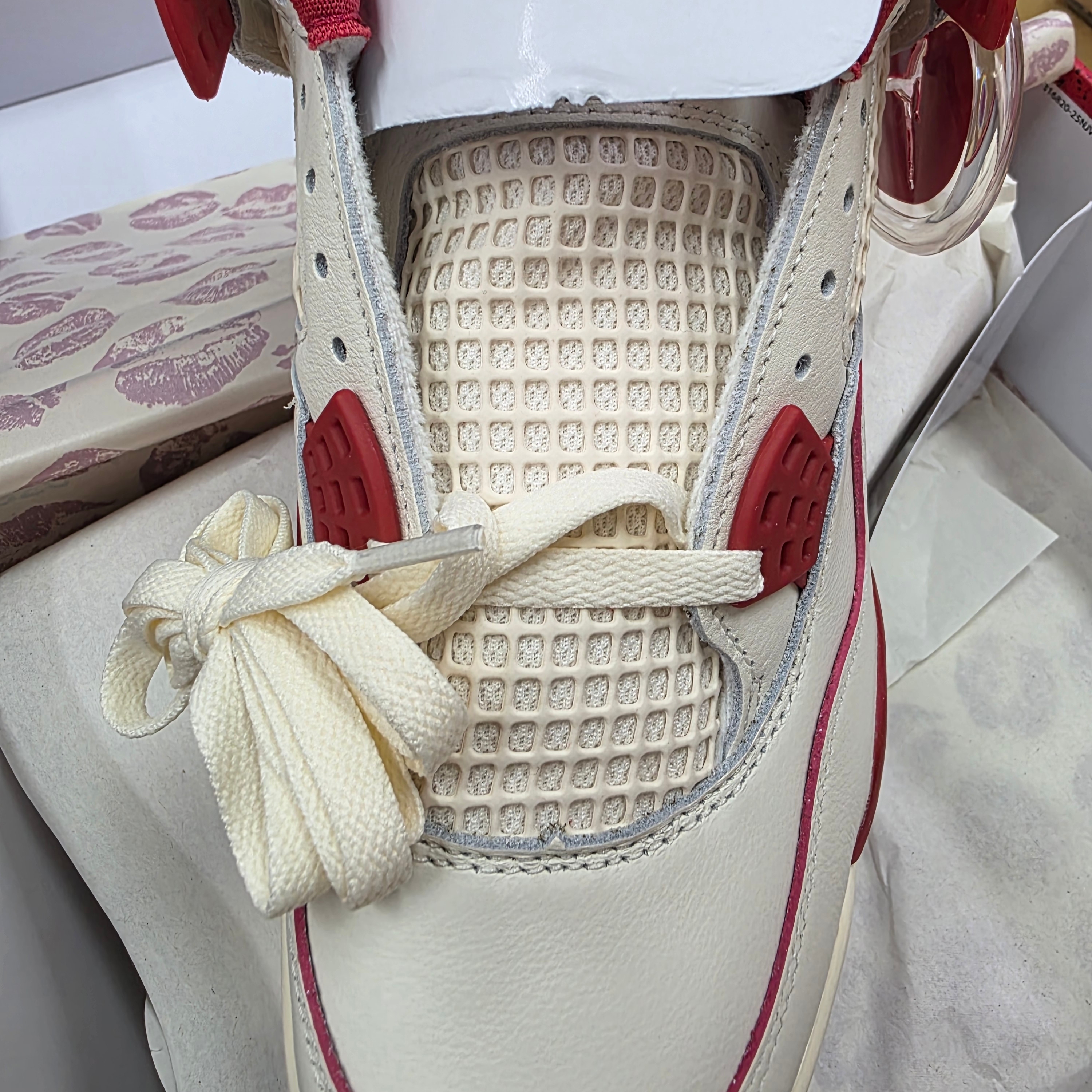 (W) Jordan 4 Retro Valentine's Day Pale Ivory Sierra Red 착용 스타일 - 6