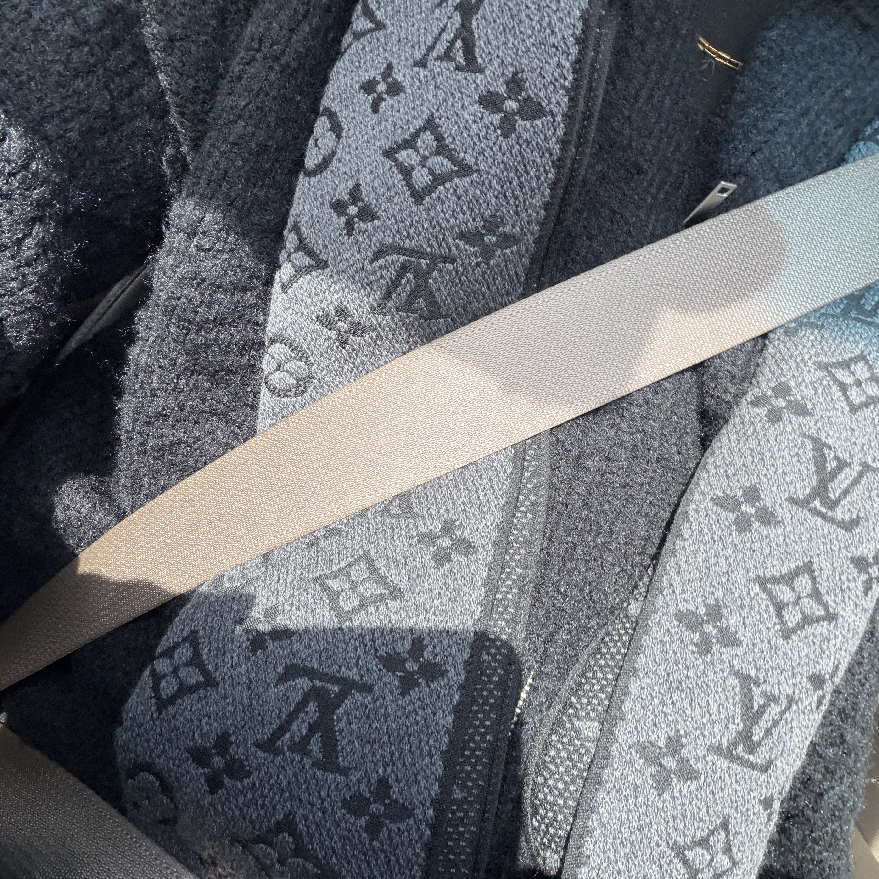 Louis Vuitton Monogram Classic Muffler Charcoal Grey 착용 스타일