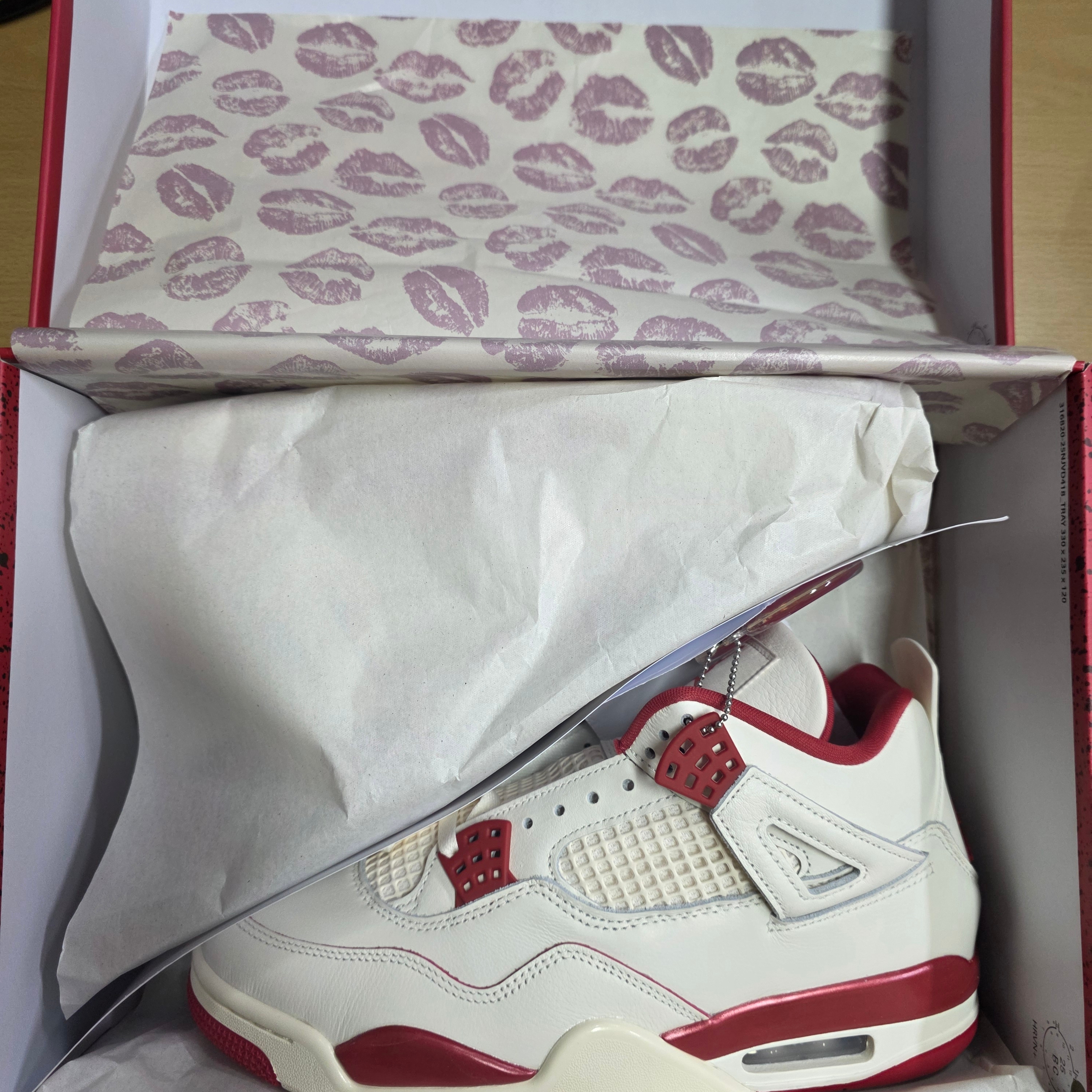 (W) Jordan 4 Retro Valentine's Day Pale Ivory Sierra Red 착용 스타일 - 2