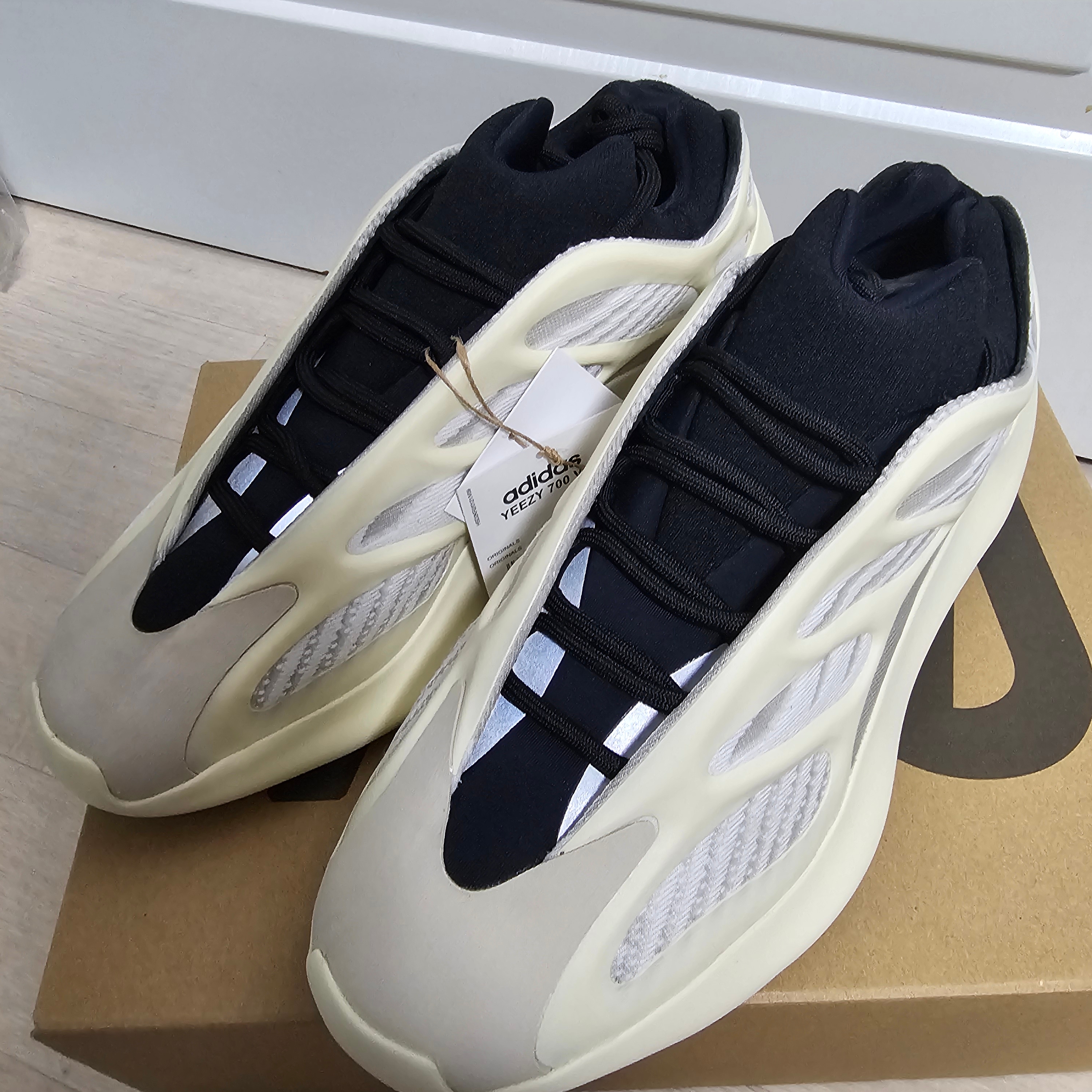 Adidas Yeezy 700 V3 Azael 2022/2023 착용 스타일