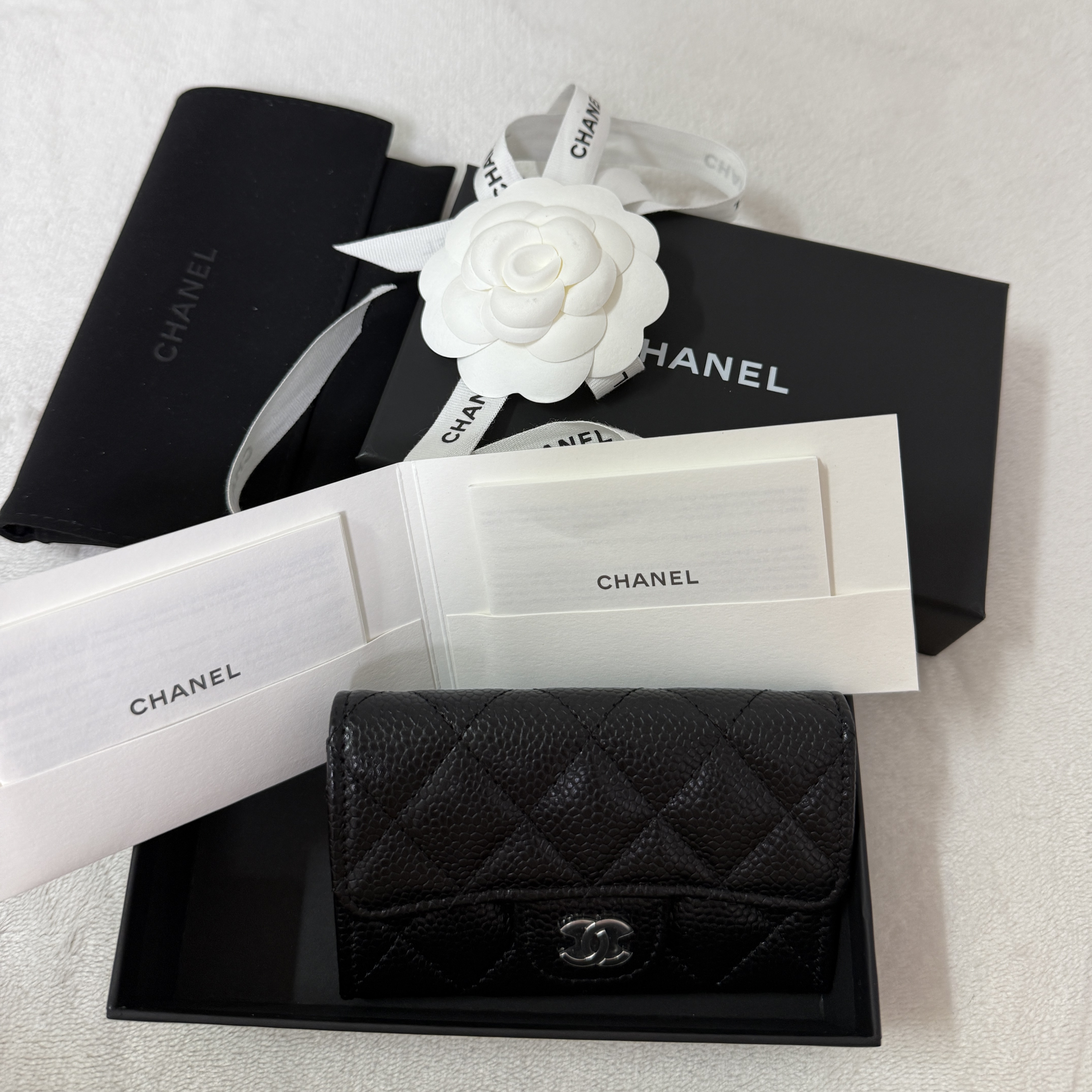Chanel Classic Card Holder Grained Calfskin & Silver Black 착용 스타일
