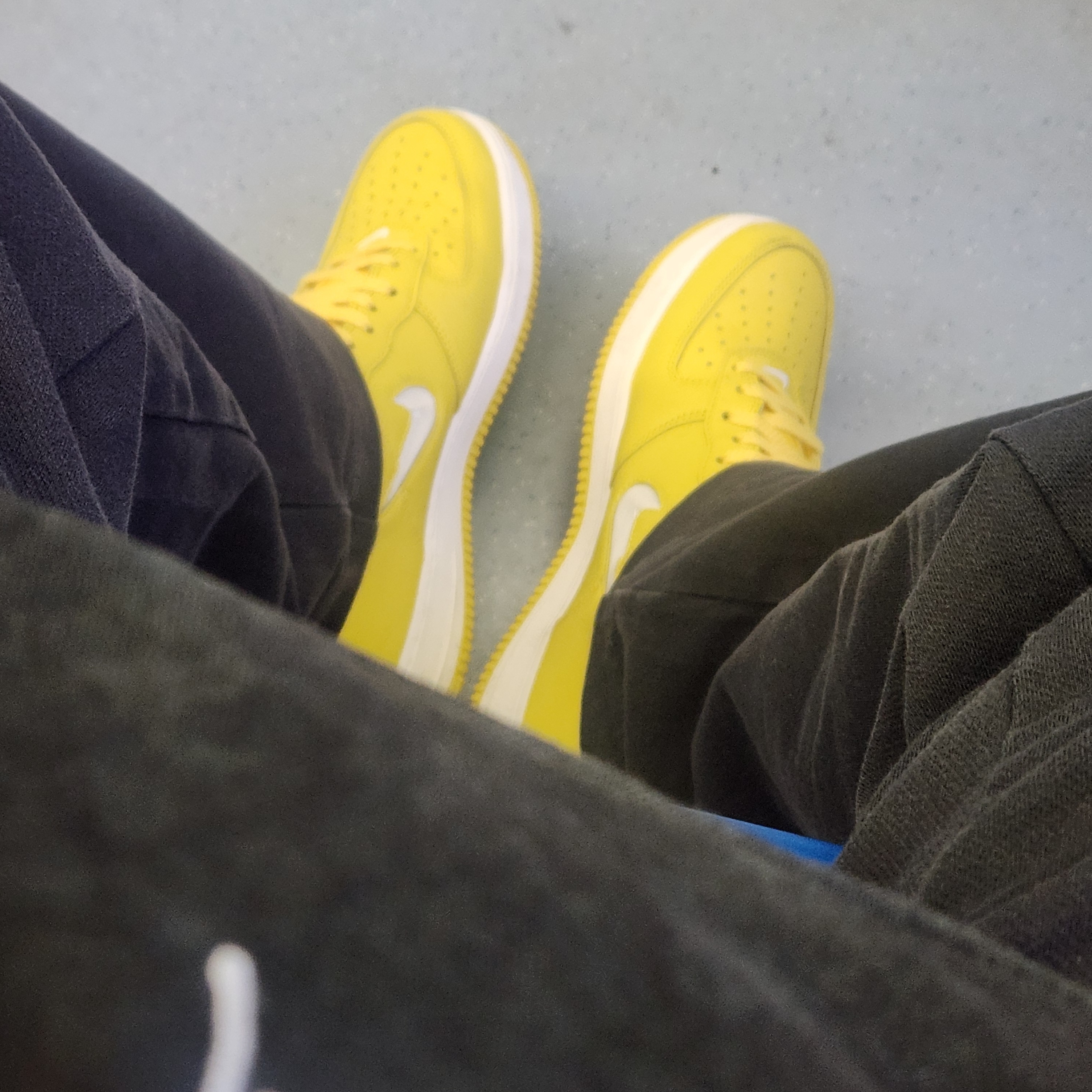 Nike Air Force 1 Low Retro Color of The Month Speed Yellow, Stussy Canvas Side Pouch Washed Black 착용 스타일