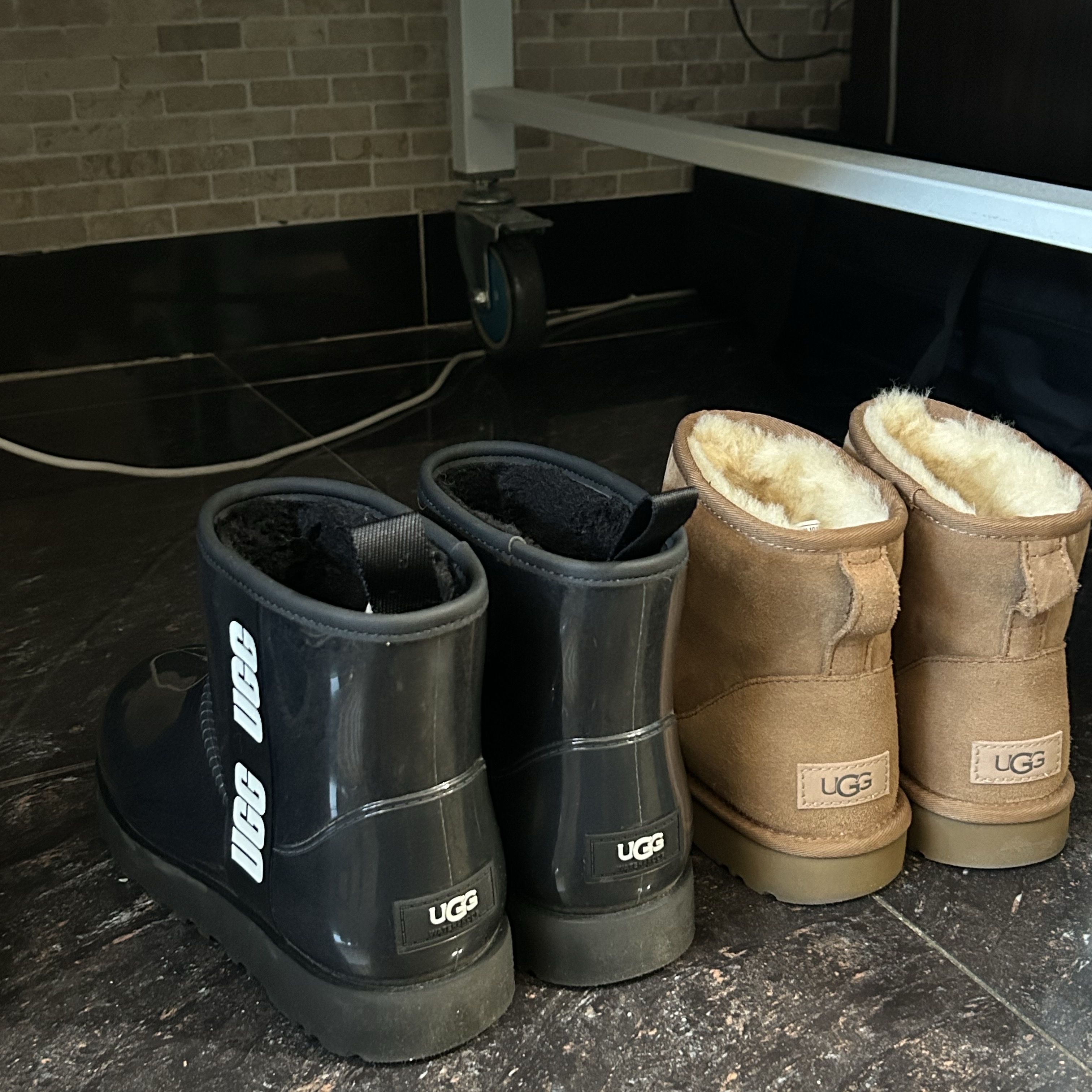 (W) UGG Classic Clear Mini Boots Black 착용 스타일 - 4