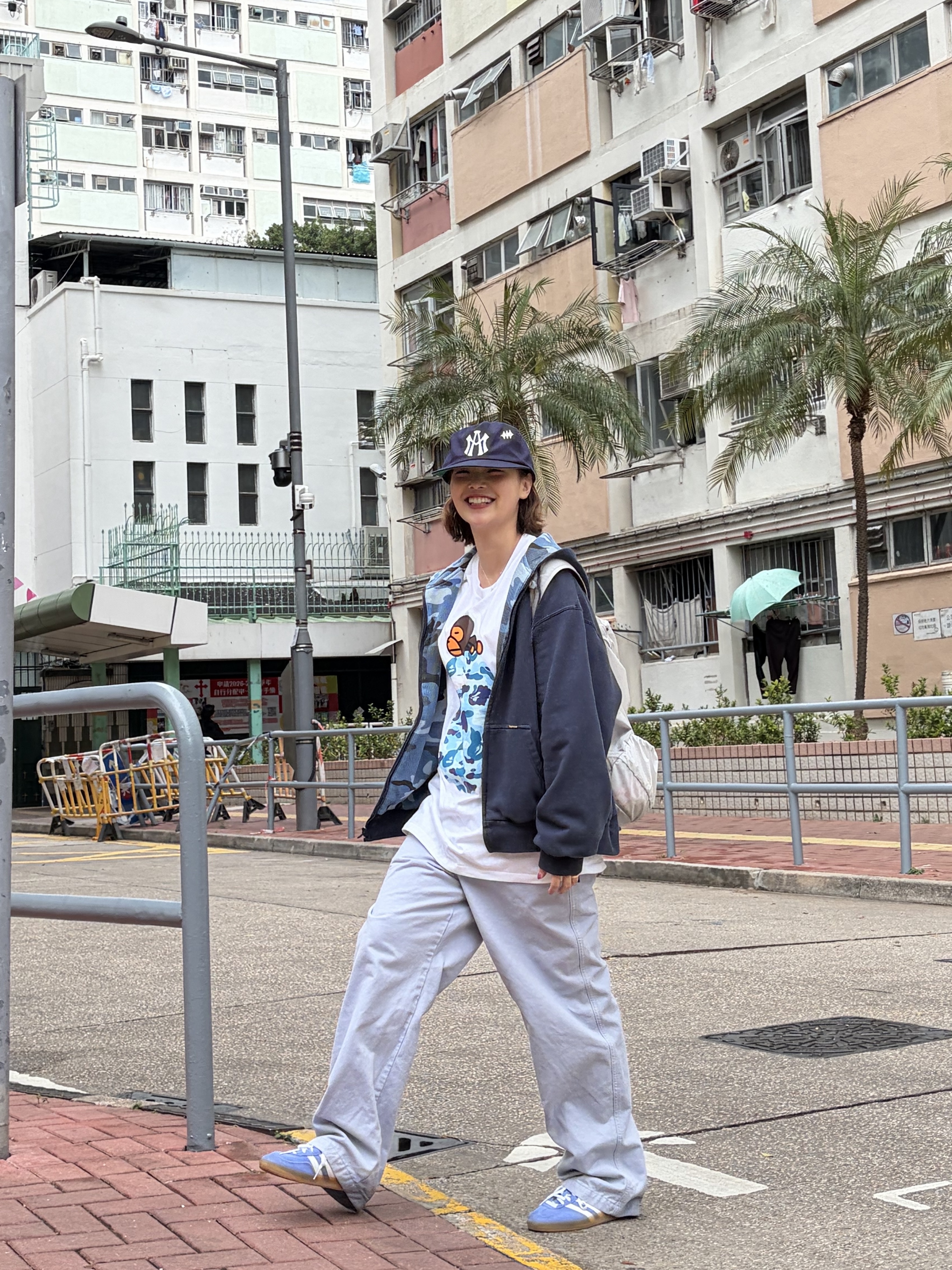BAPE ABC Camo Milo on Big Ape T-Shirt White Blue, (W) Adidas Gazelle Indoor Blue Fusion Cloud White 착용 스타일 - 5