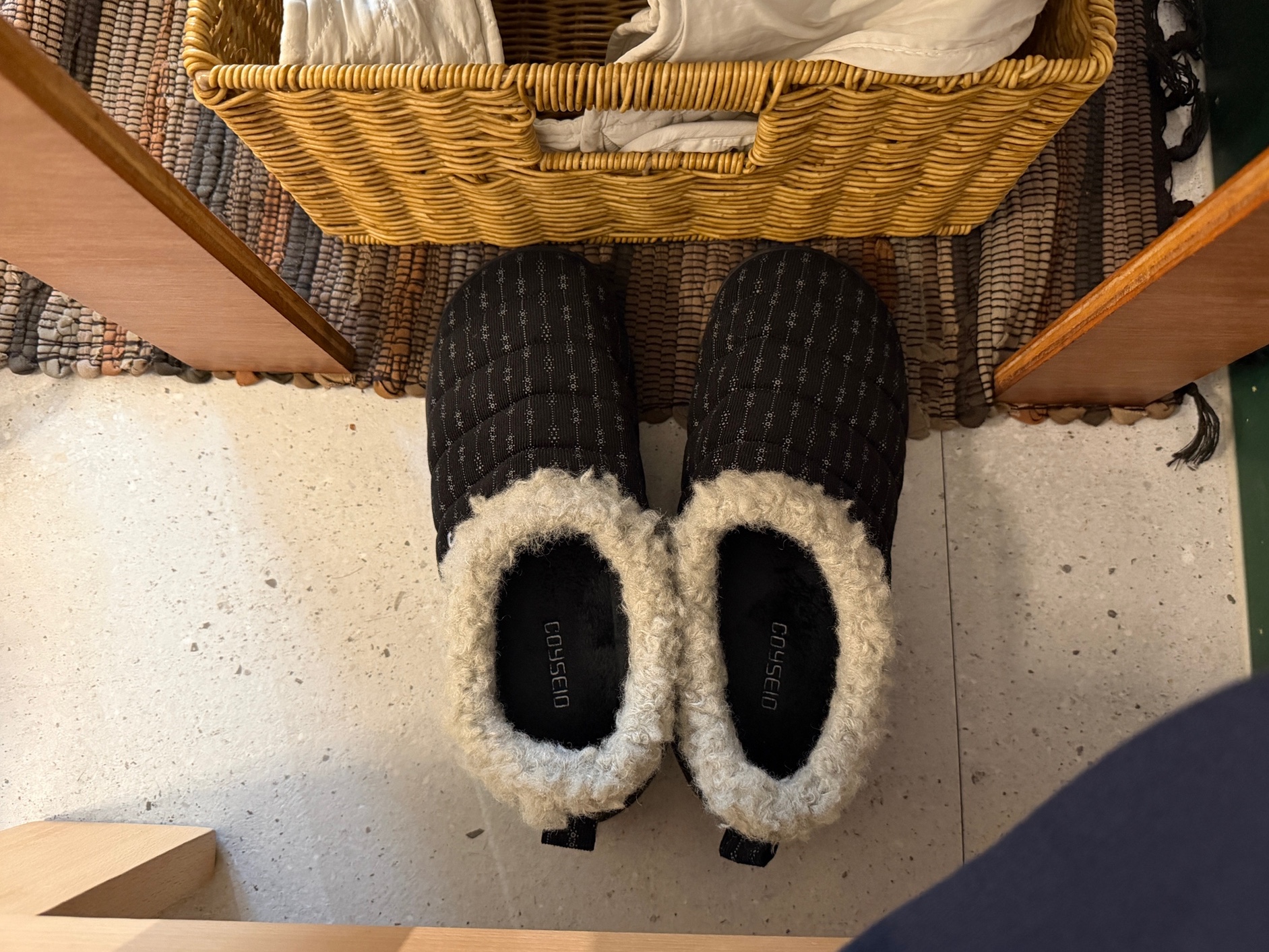 Subu x Coyseio Snug Padding Shoes Black 착용 스타일