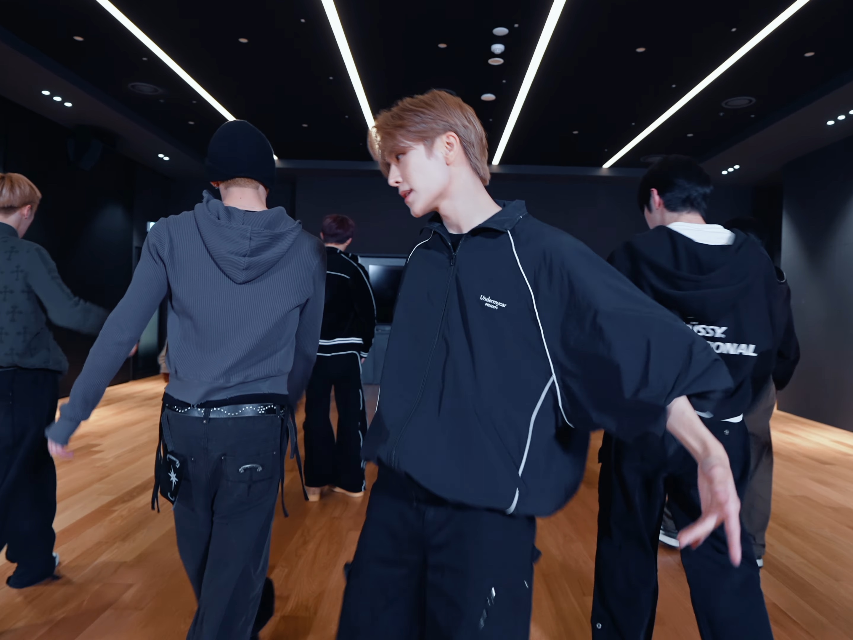 Undermycar MU.132 Original Logo Piping Line Track Jacket Black 착용 스타일 - 3