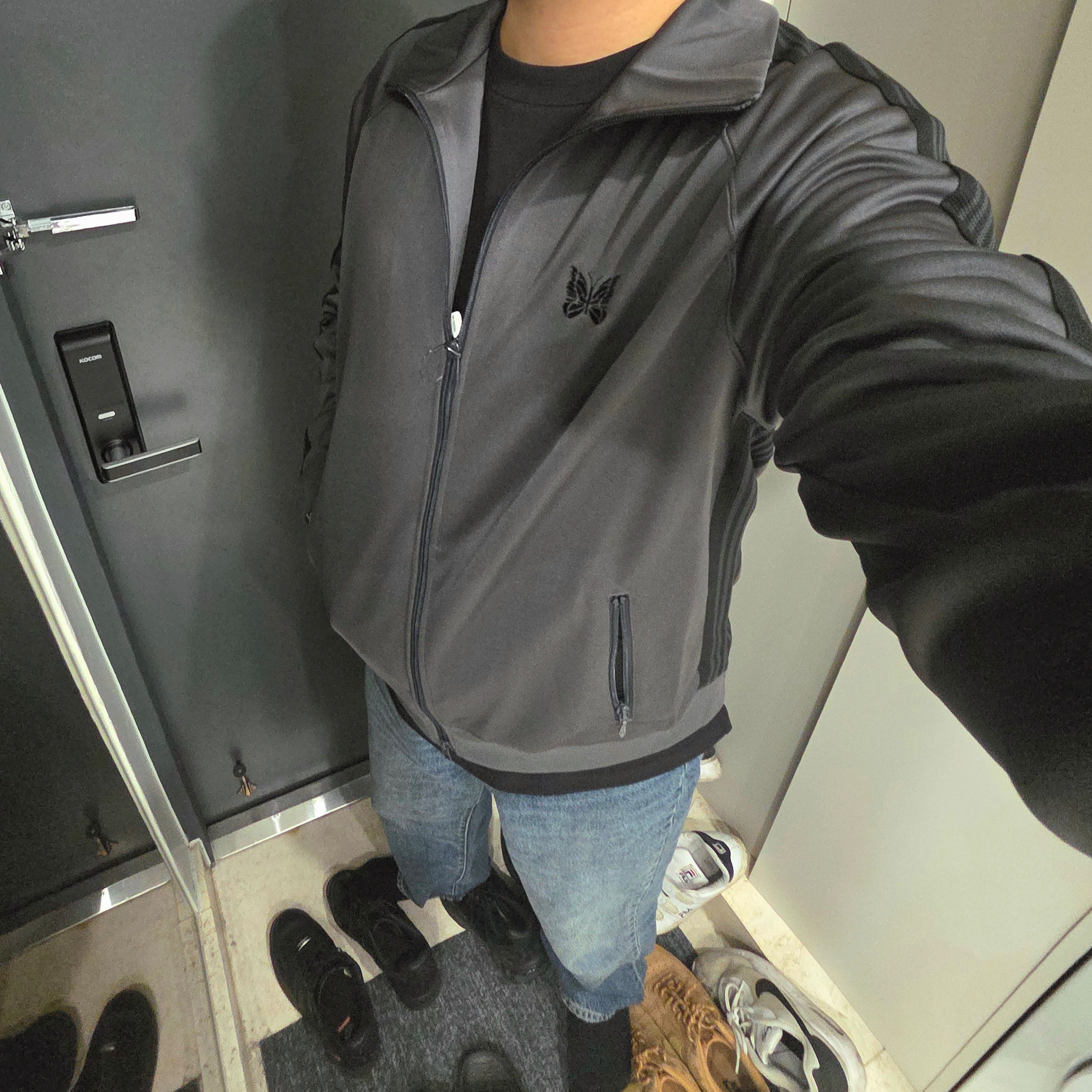 Needles Track Jacket Poly Smooth Charcoal, Levi's 568 Loose Straight Jeans Medium Indigo 착용 스타일 - 3