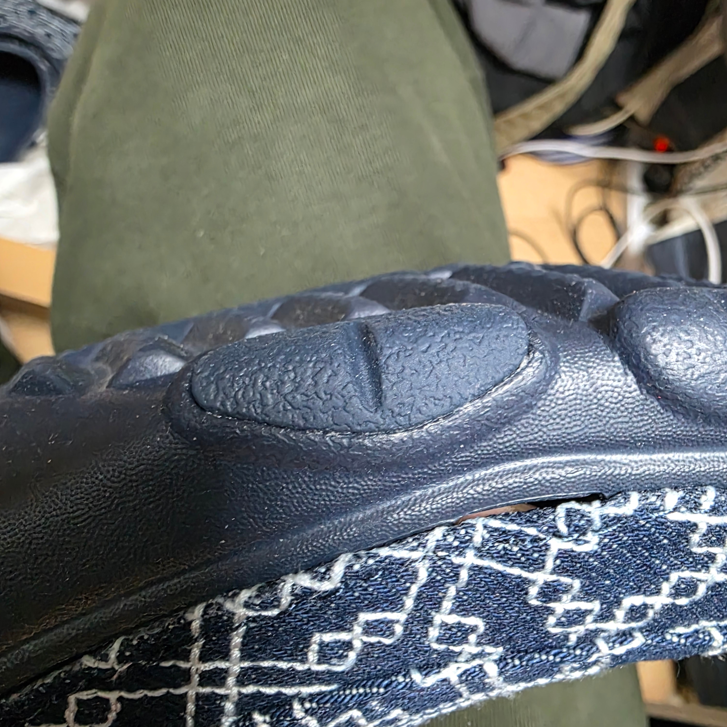 Crocs x Levi's All Terrain Clog Navy 착용 스타일 - 1