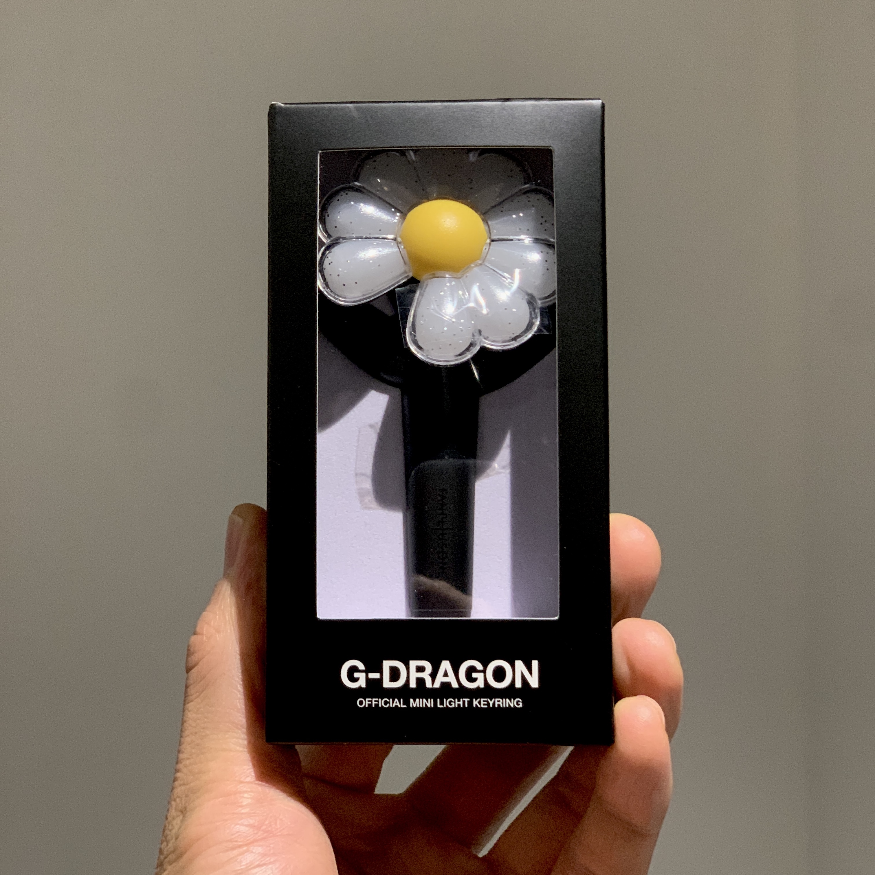 G-DRAGON Ubermensch Official Mini Light Keyring 착용 스타일