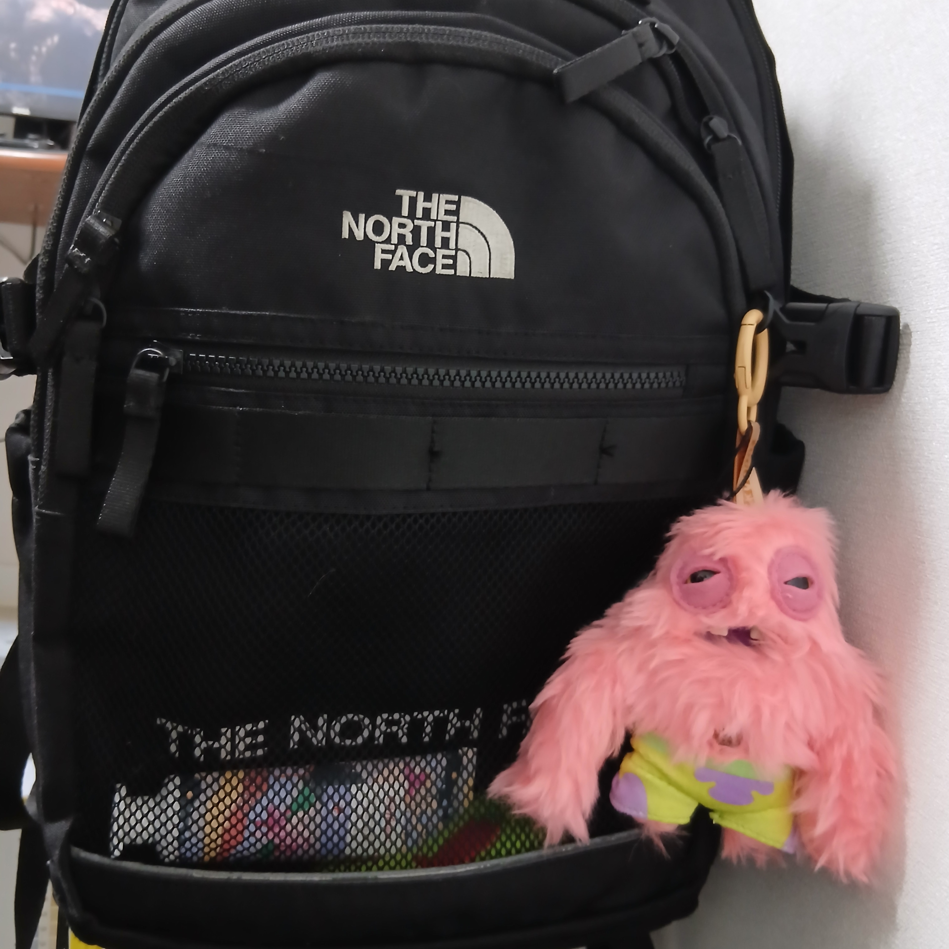 Fuggler x SpongeBob Patrick Star Keyring Pink 착용 스타일