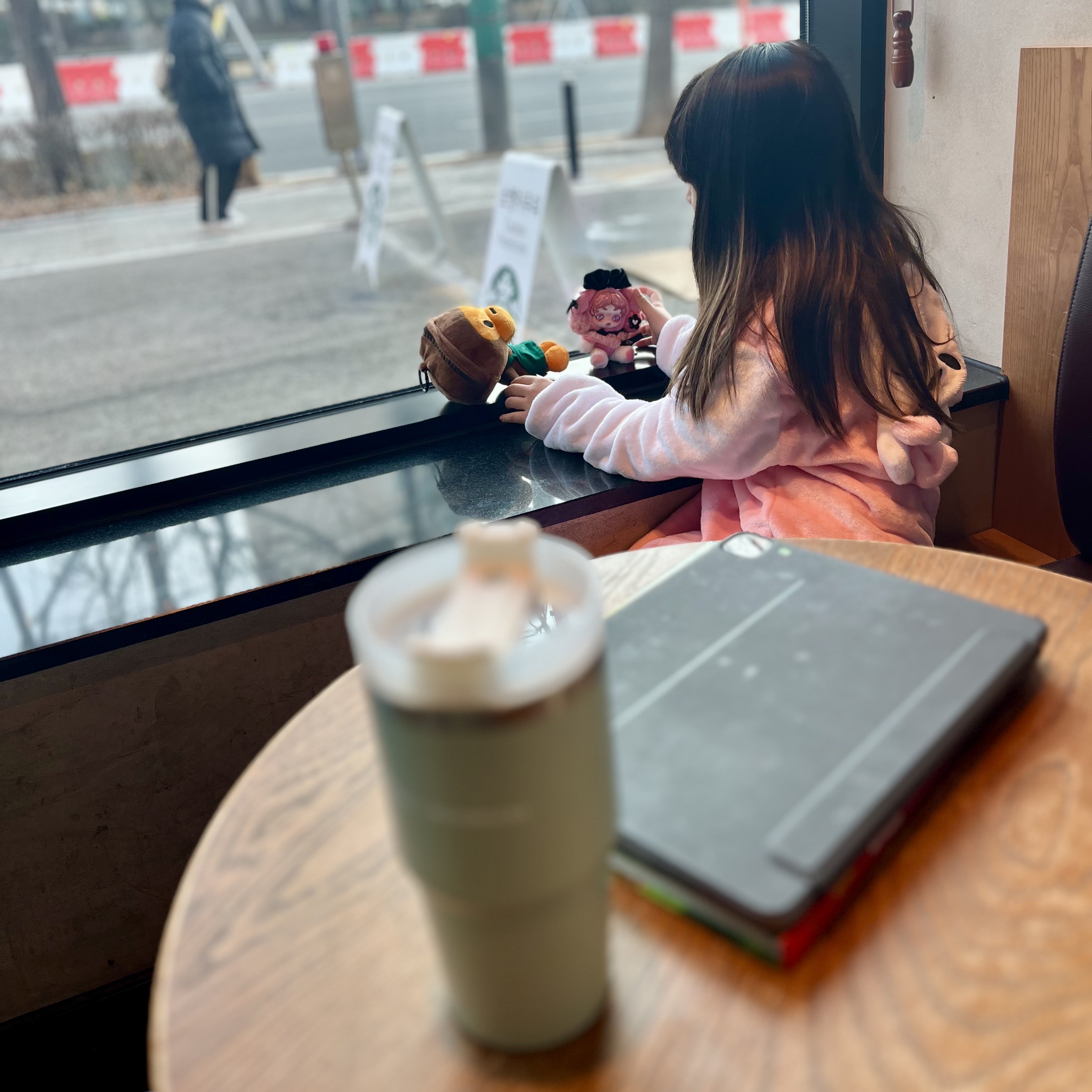 Starbucks x BAPE Baby Milo Foldable Bag, Pop Mart Skullpanda x My Melody Plush 착용 스타일 - 3