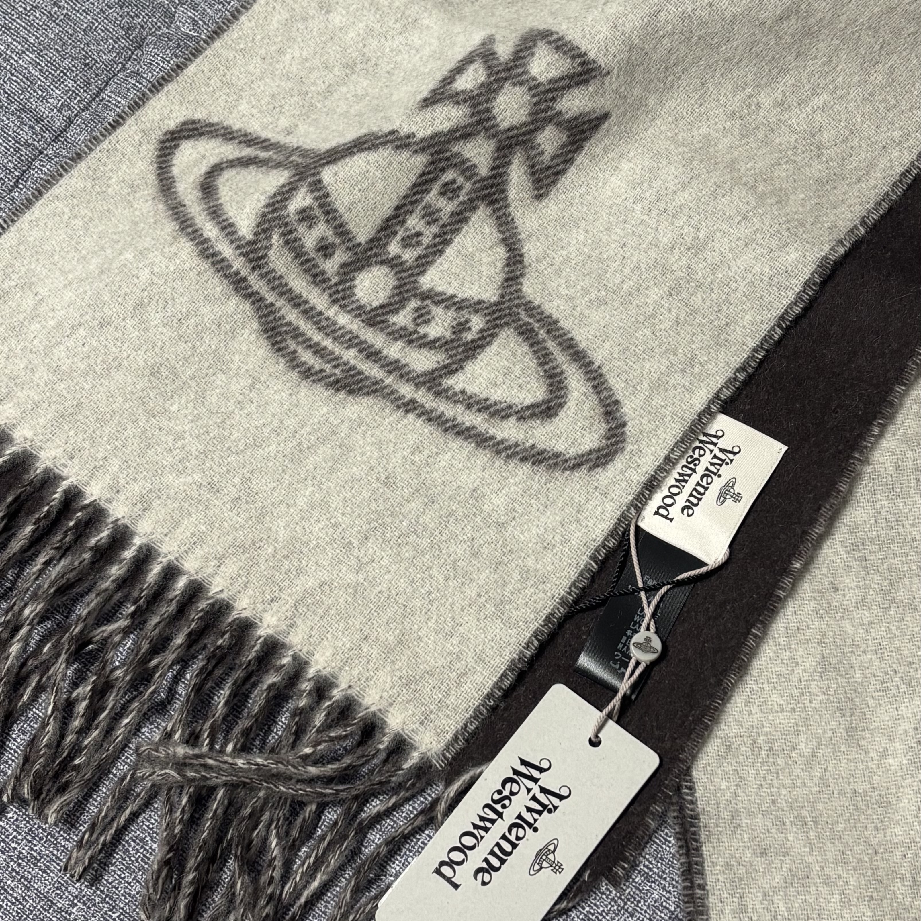 (W) Vivienne Westwood Double Logo Muffler Off White 착용 스타일