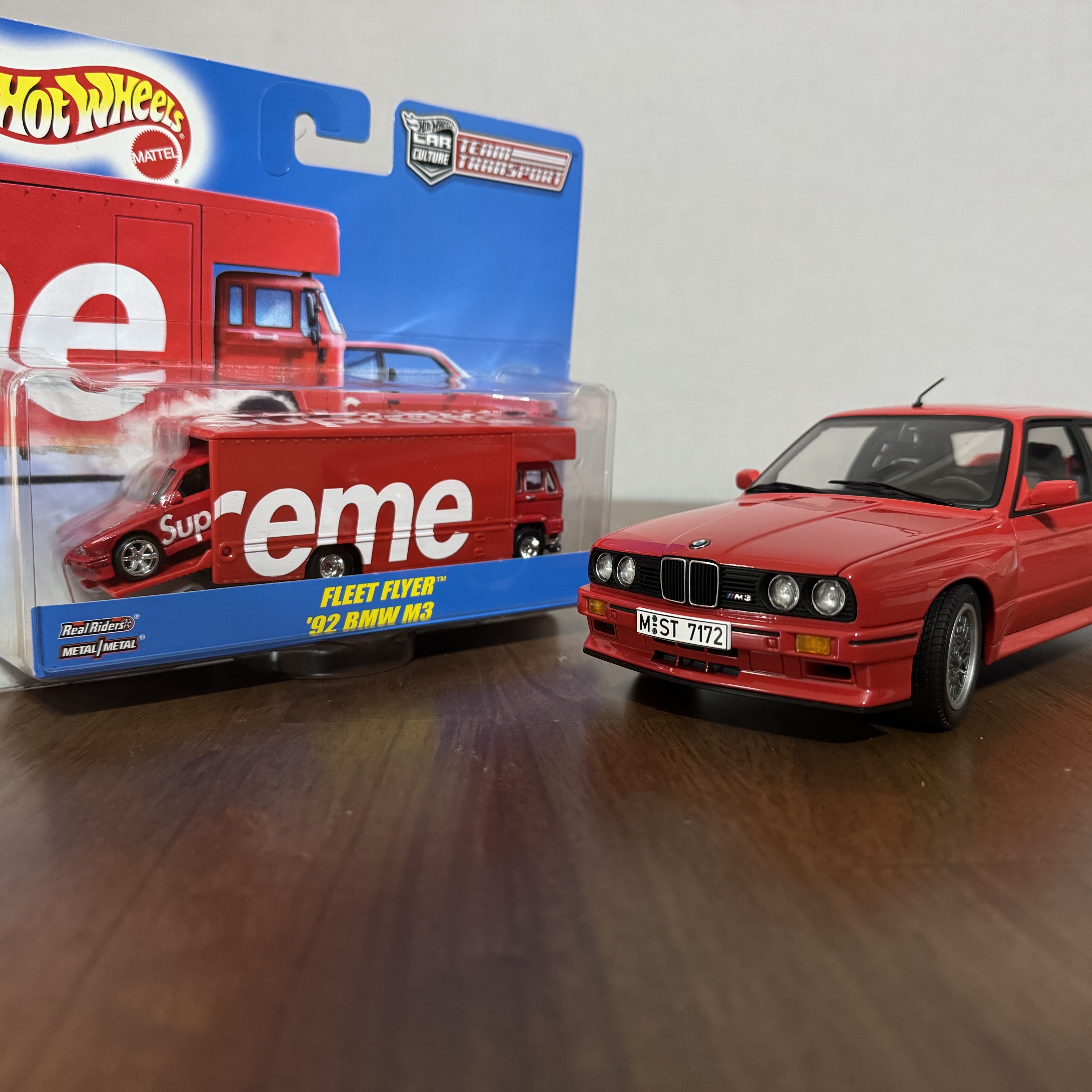 Hot Wheels x Supreme Fleet Flyer + 1992 BMW M3 Red - 19SS 착용 스타일