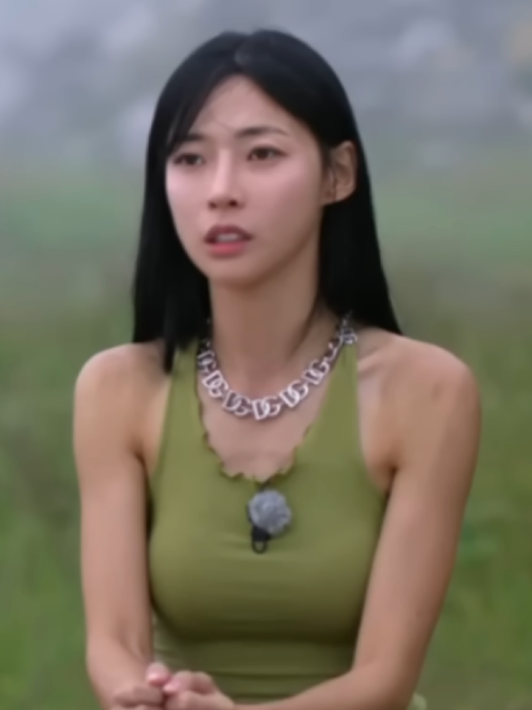 (W) Avavav Smock Cocktail Dress Blue Yellow, BORN TO WIN Velour Slim Fit Hoodie Brown 착용 스타일 - 3