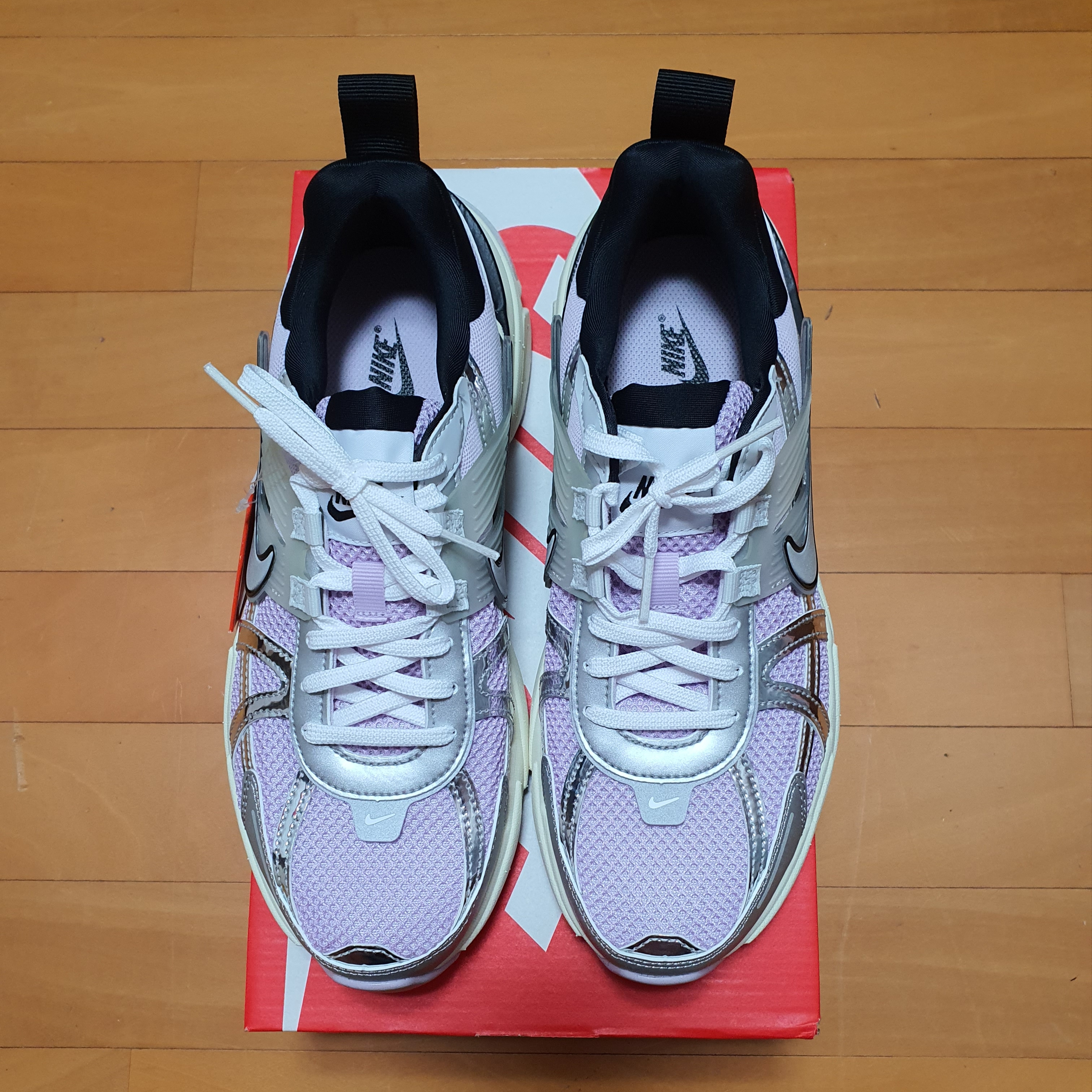 (W) Nike V2K Run Doll Black 착용 스타일