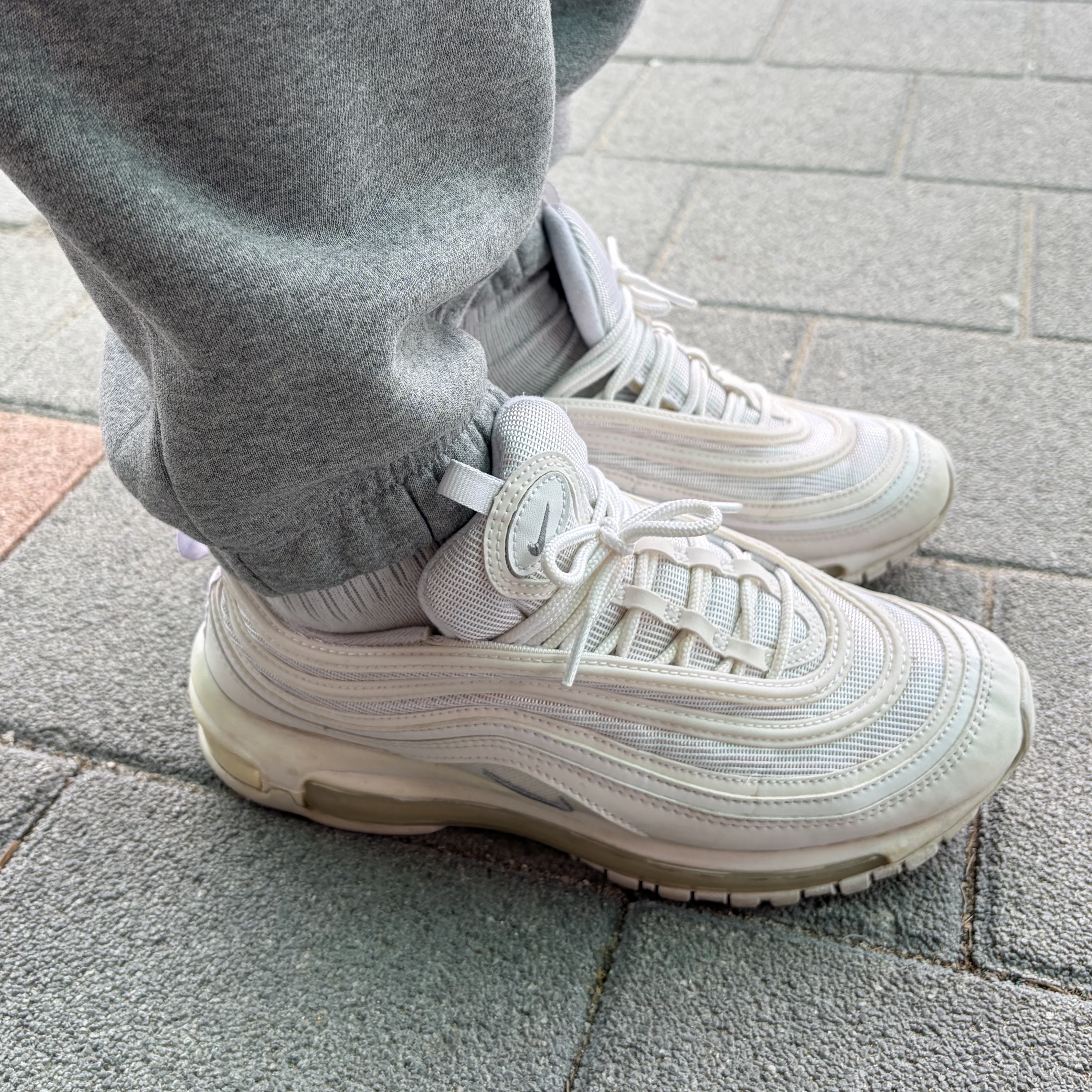 Nike Air Max 97 Triple White Wolf Grey 착용 스타일 - 2